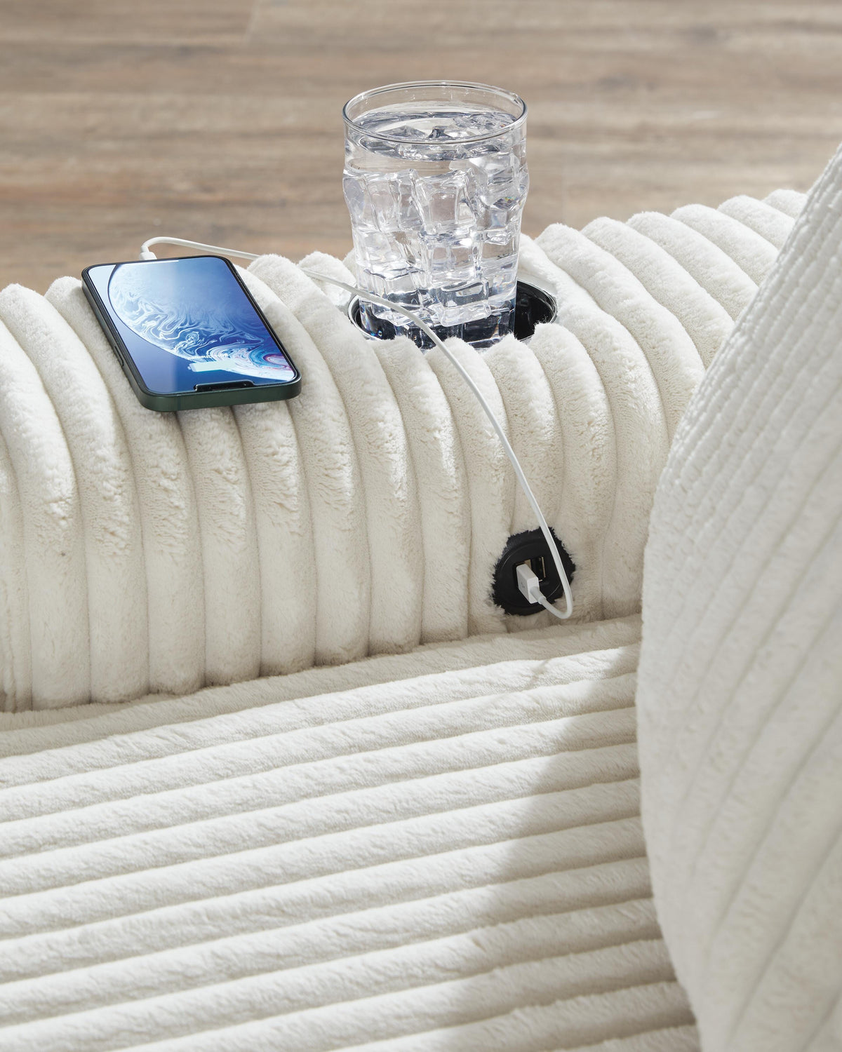 Lindyn Chaise USB charging detail