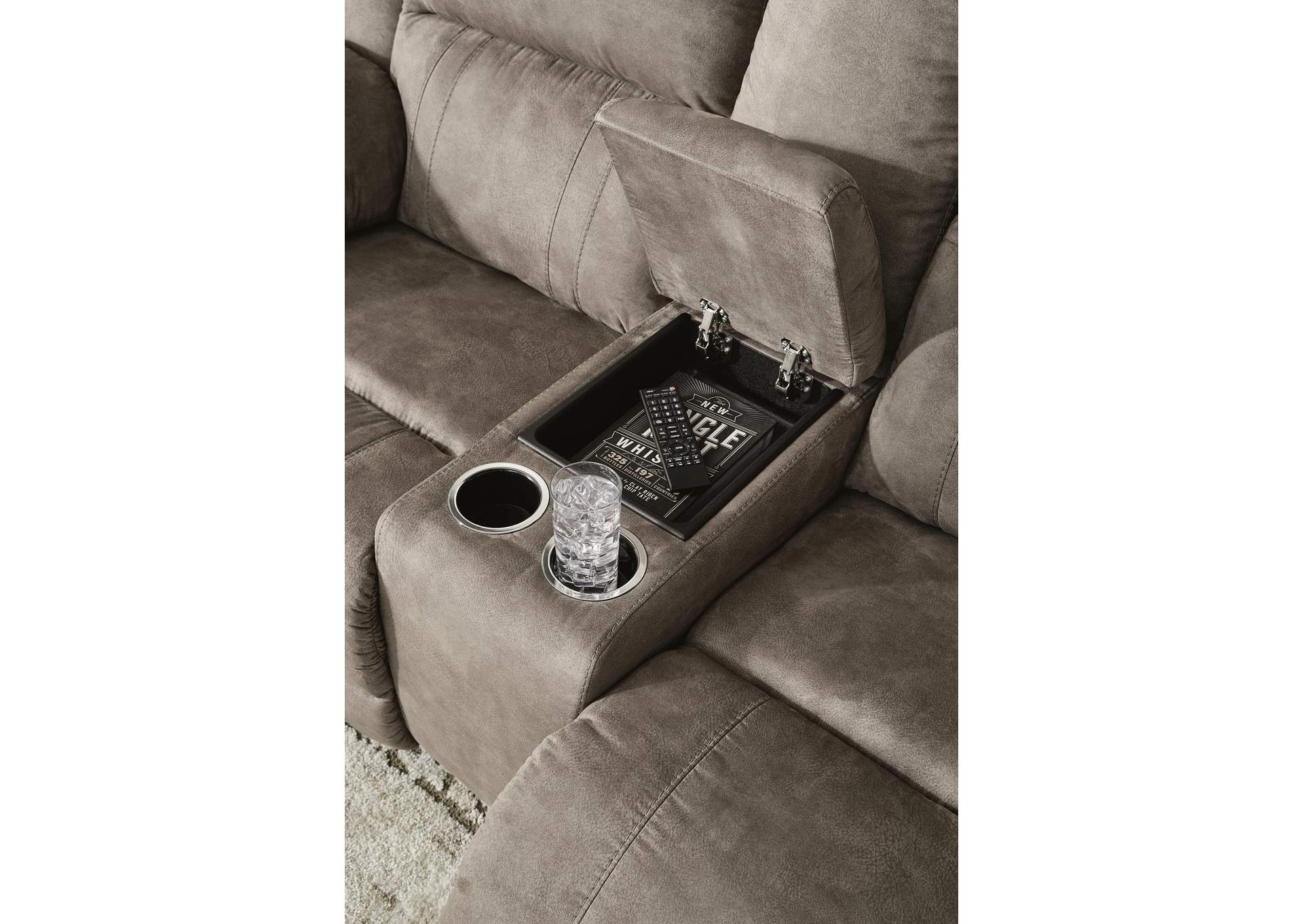 Laresview Sofa and Loveseat detail