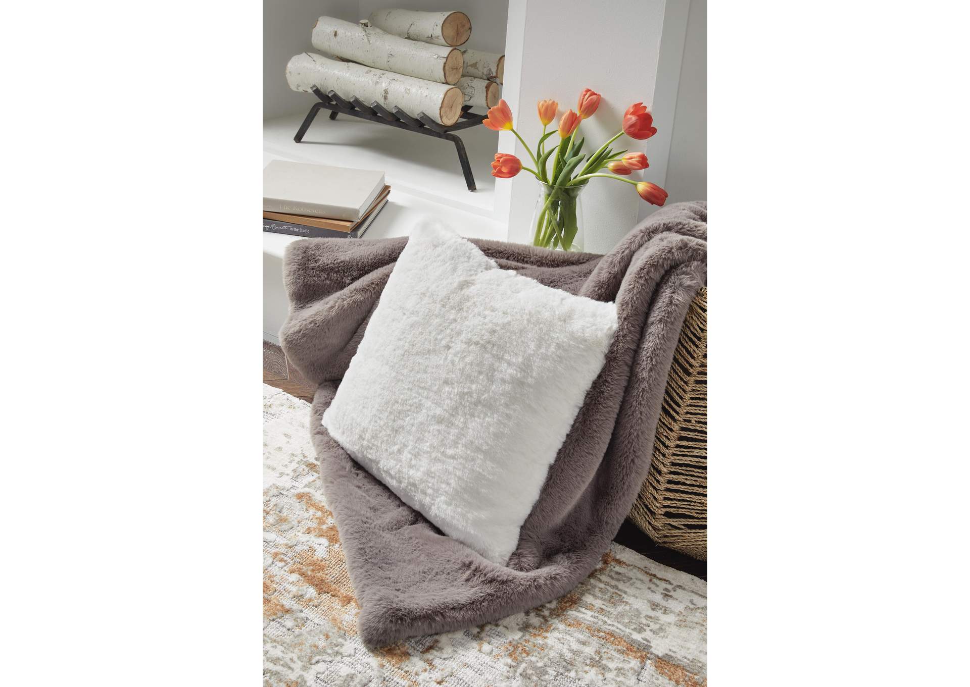 Gariland Pillow
