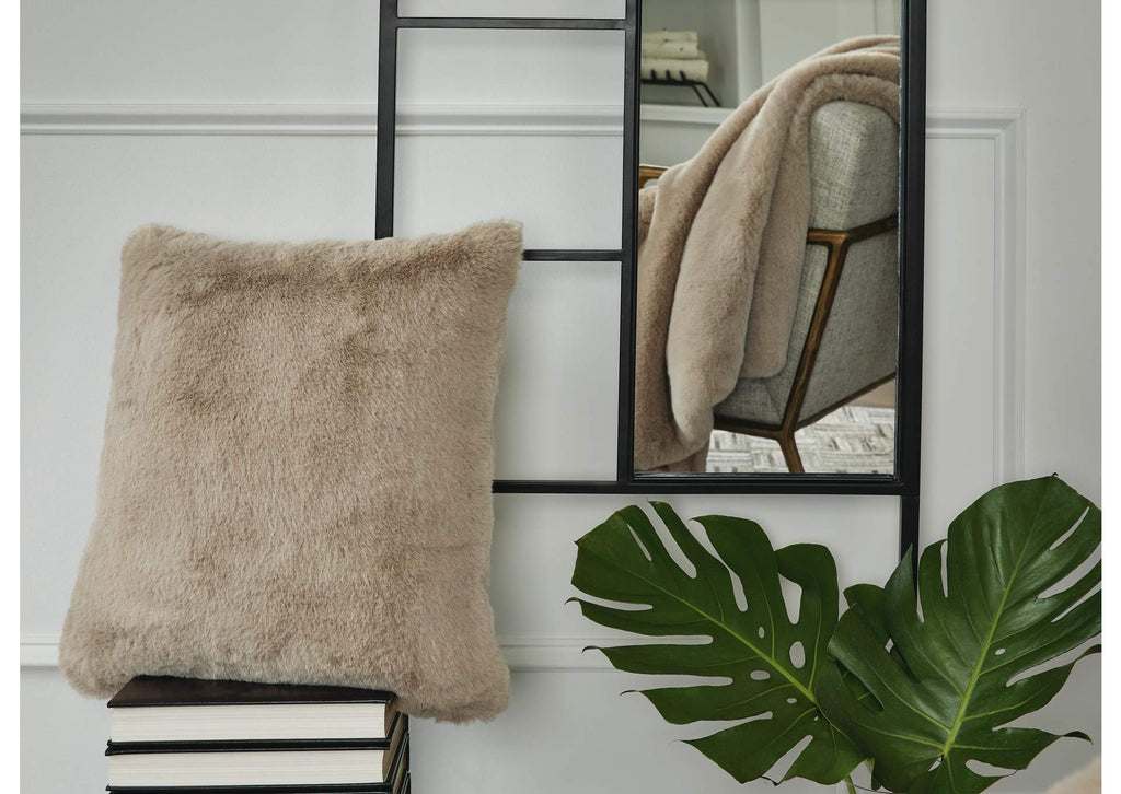 Gariland Pillow