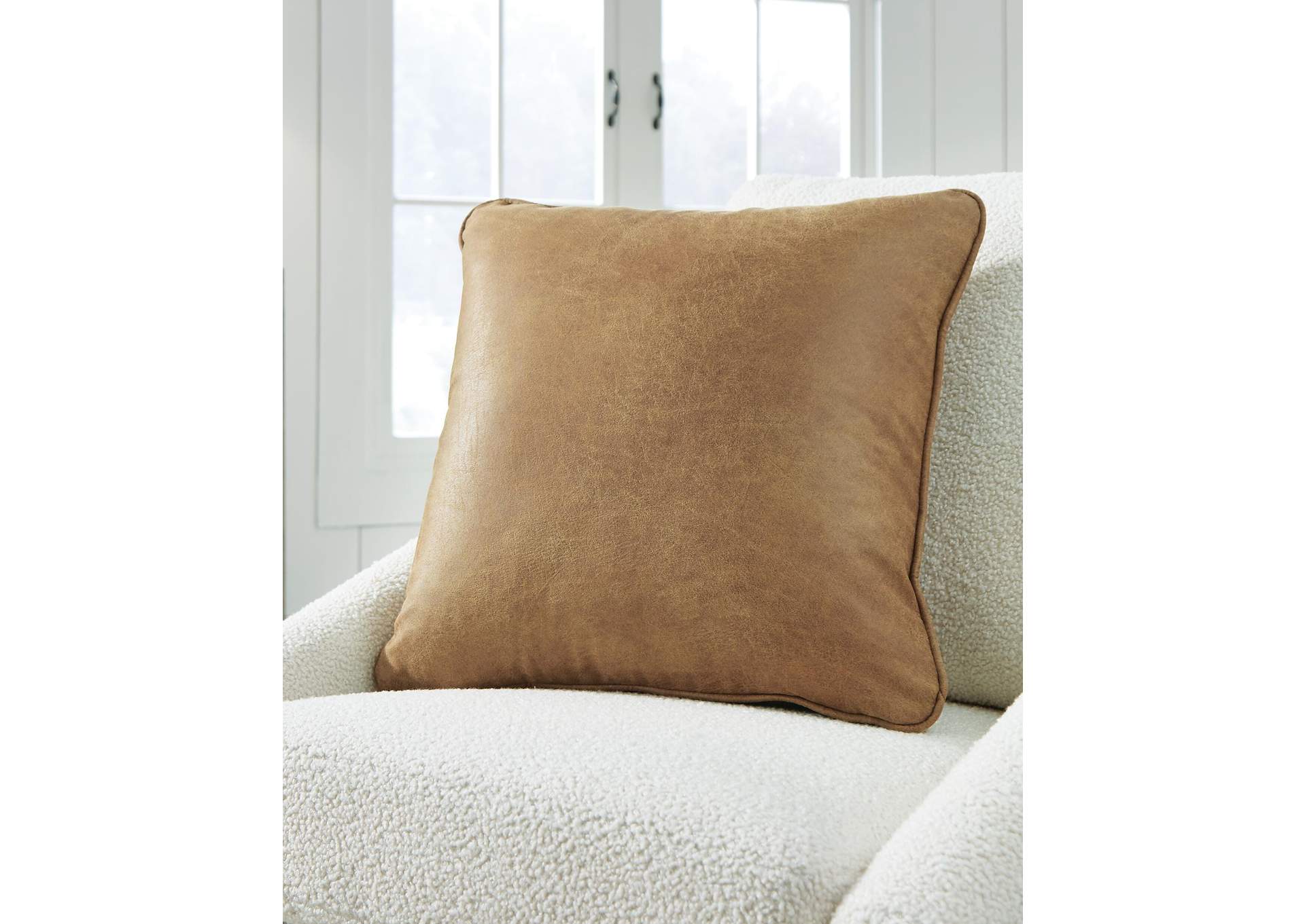 Cortnie Pillow room view