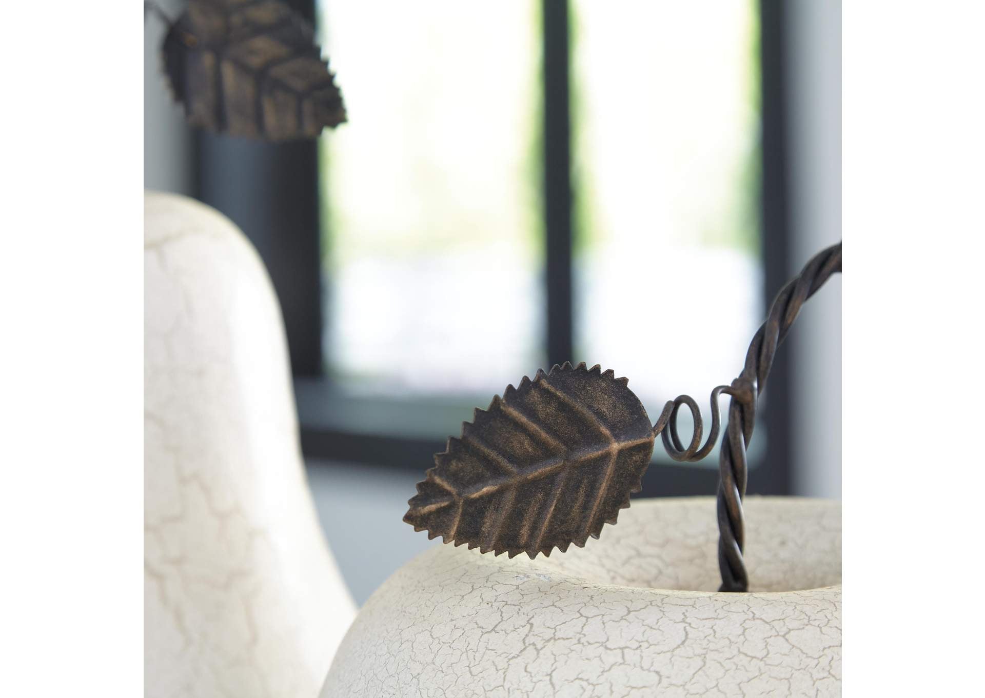 Bidelia Sculpture (Set of 2) detail