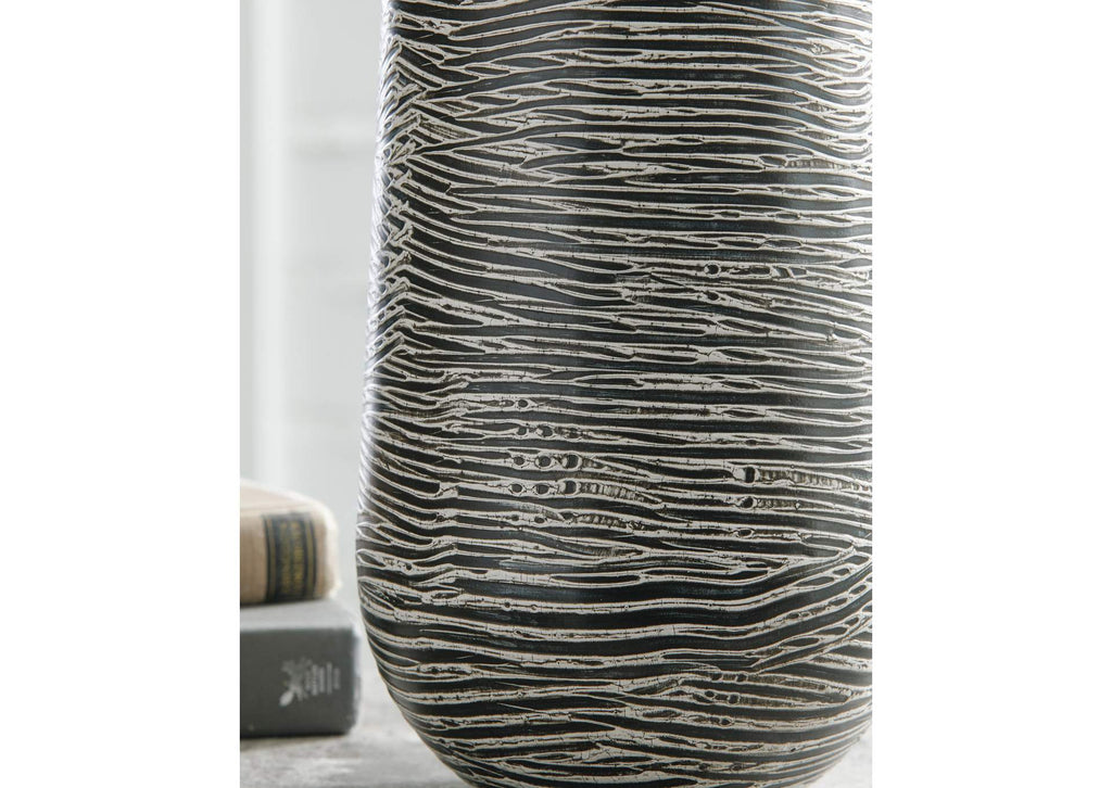 Fynn Vase detail