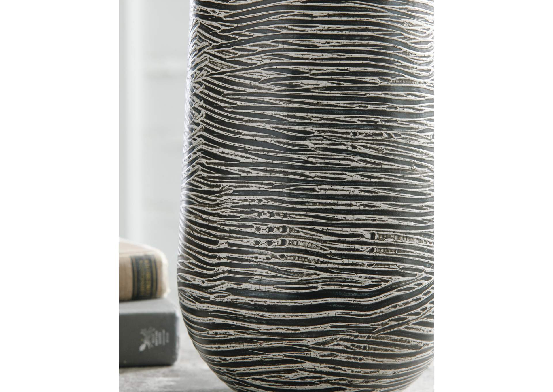 Fynn Vase detail