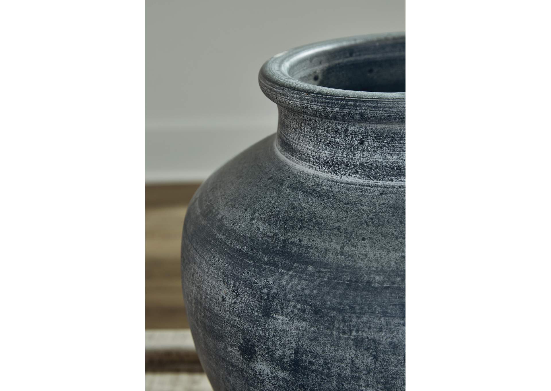 Meadie Vase detail