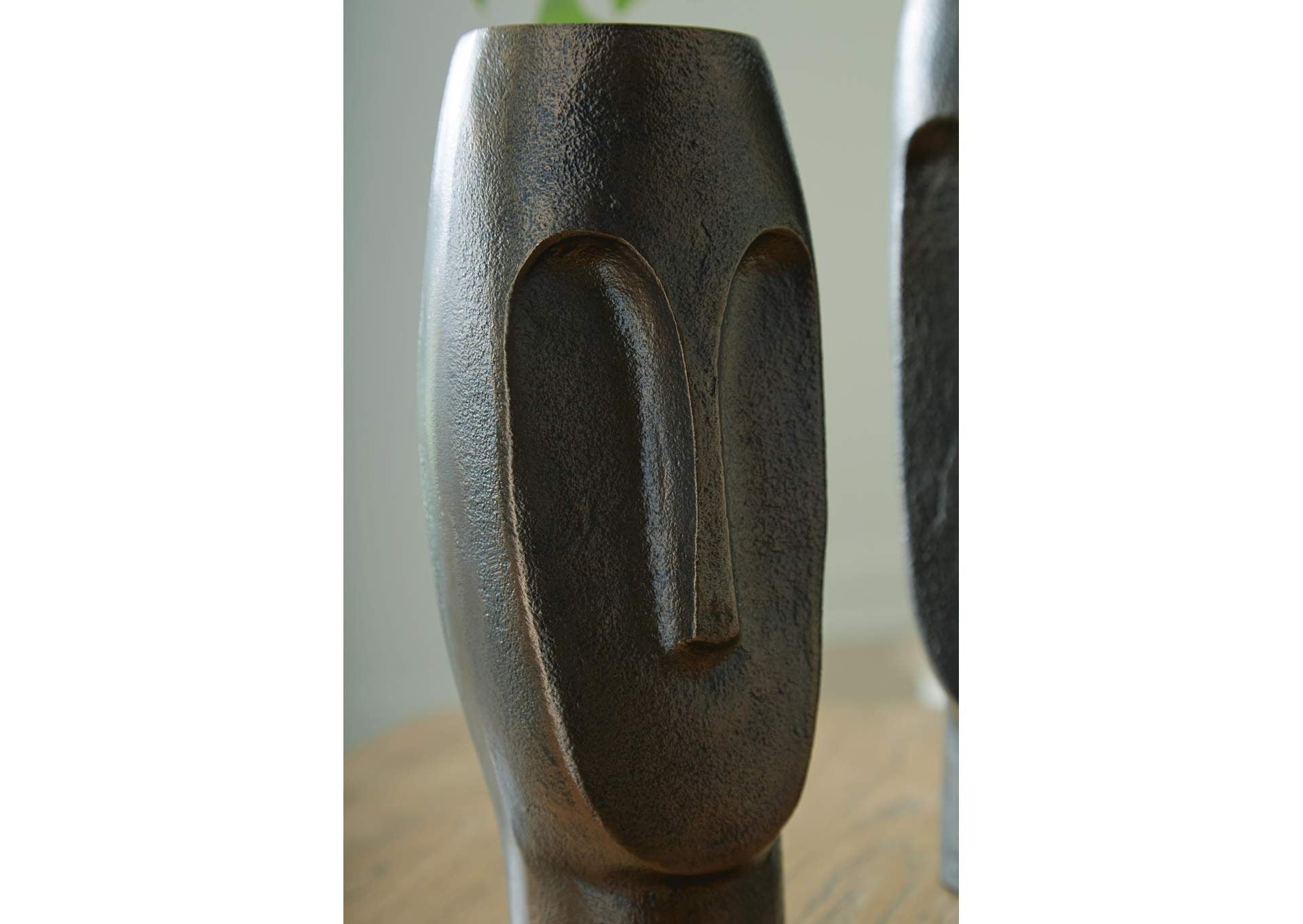 Elanman Vase detail