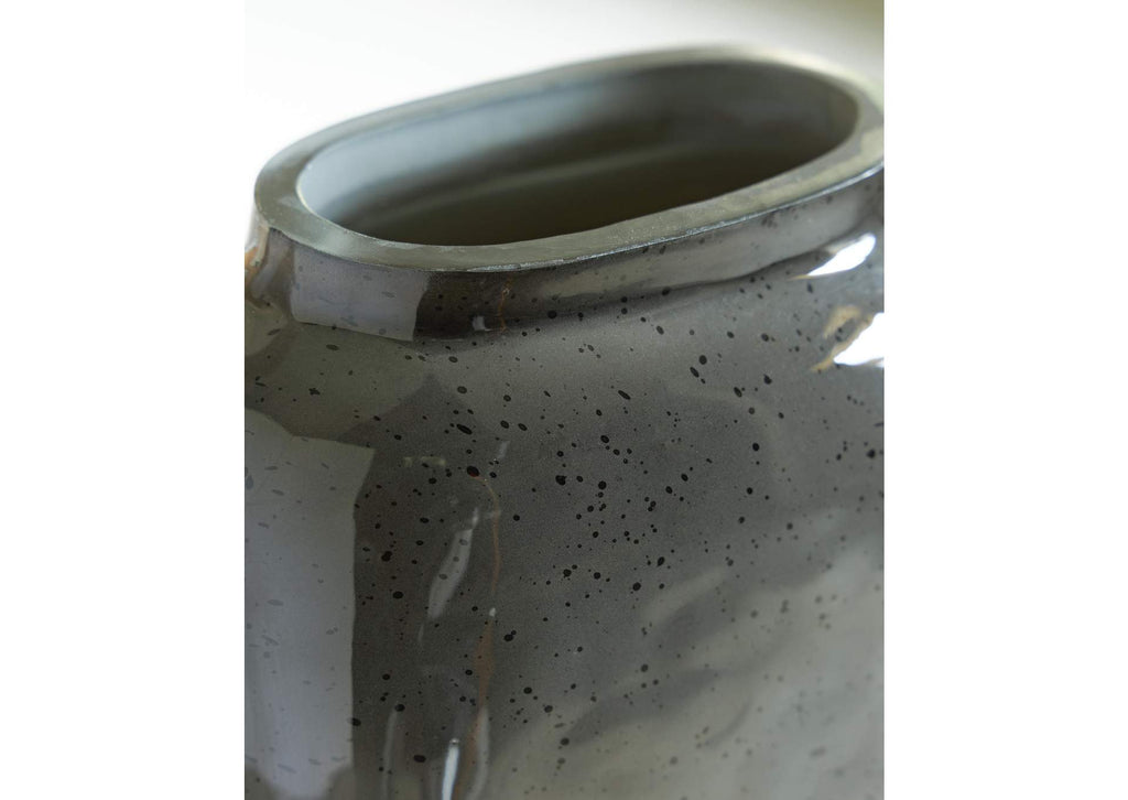 Kierlain Vase detail