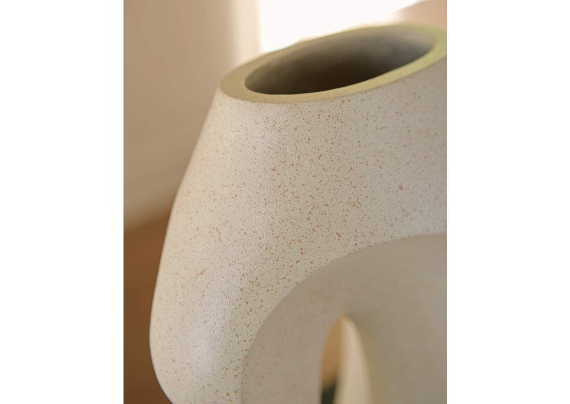 Odion Vase detail