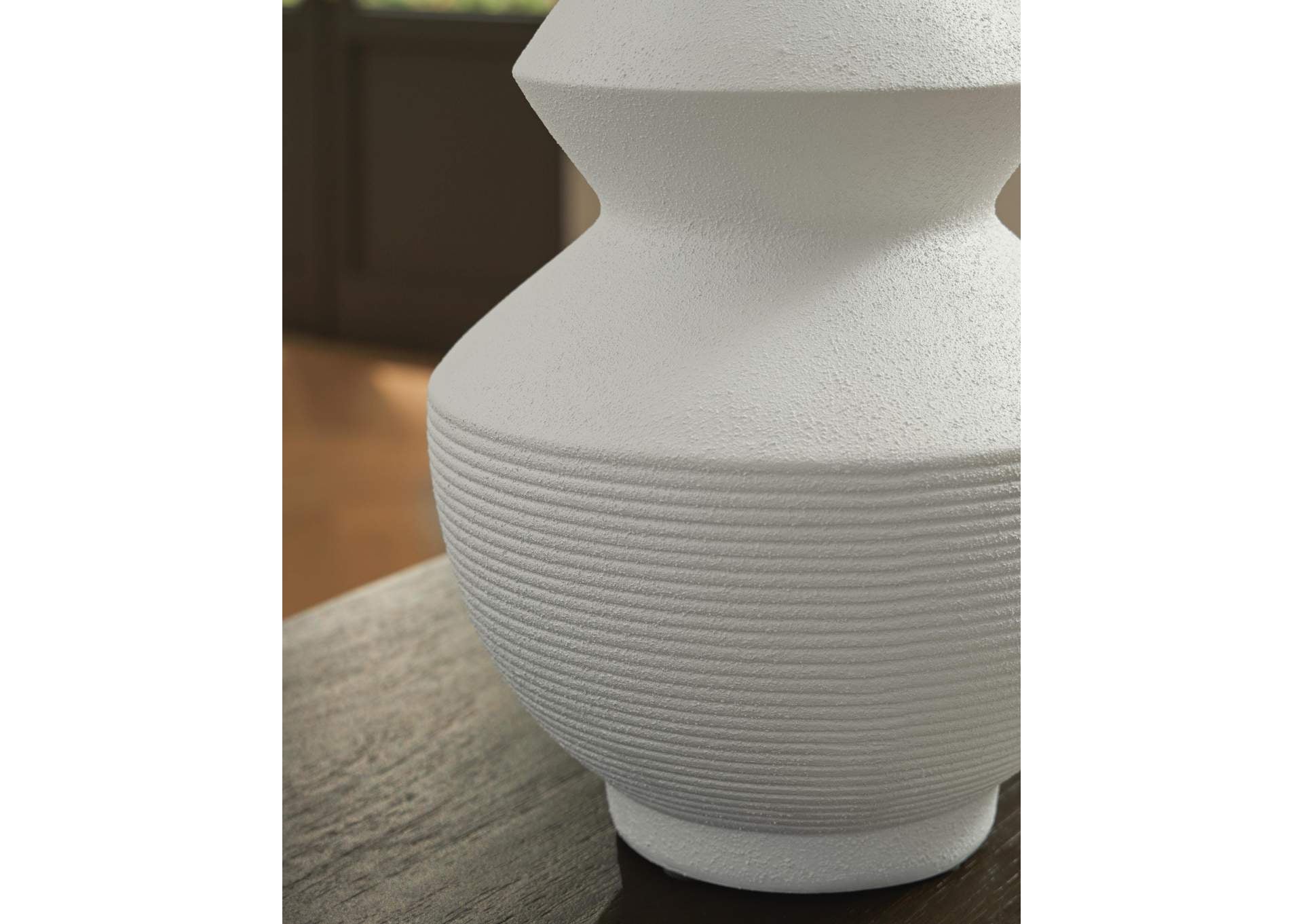 Naveen Vase detail
