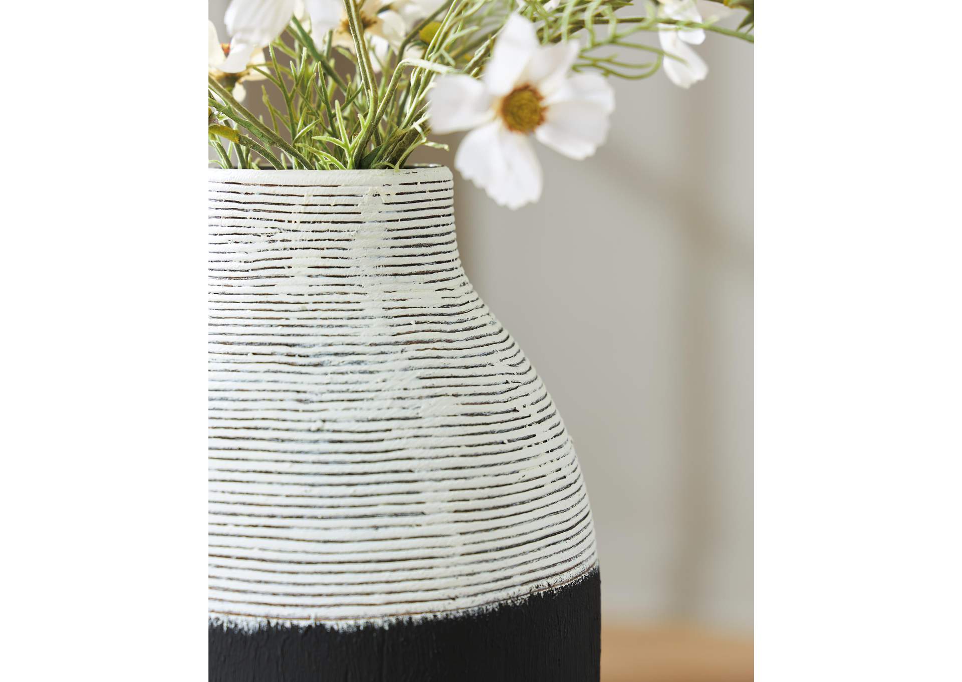 Girtha Vase detail