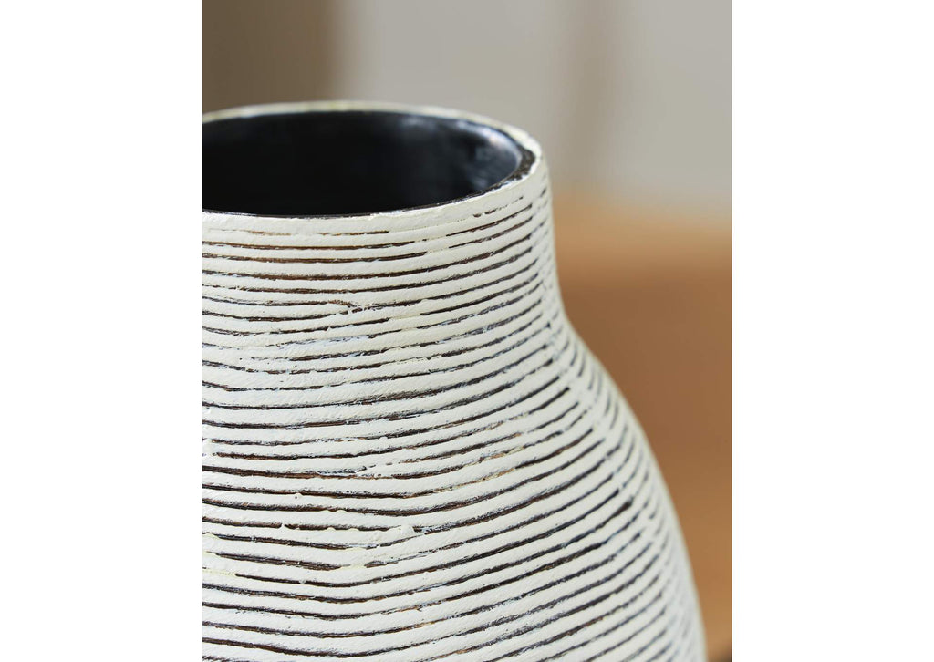Girtha Vase detail