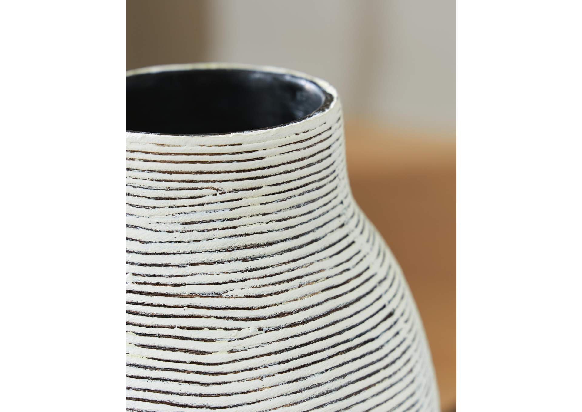 Girtha Vase detail