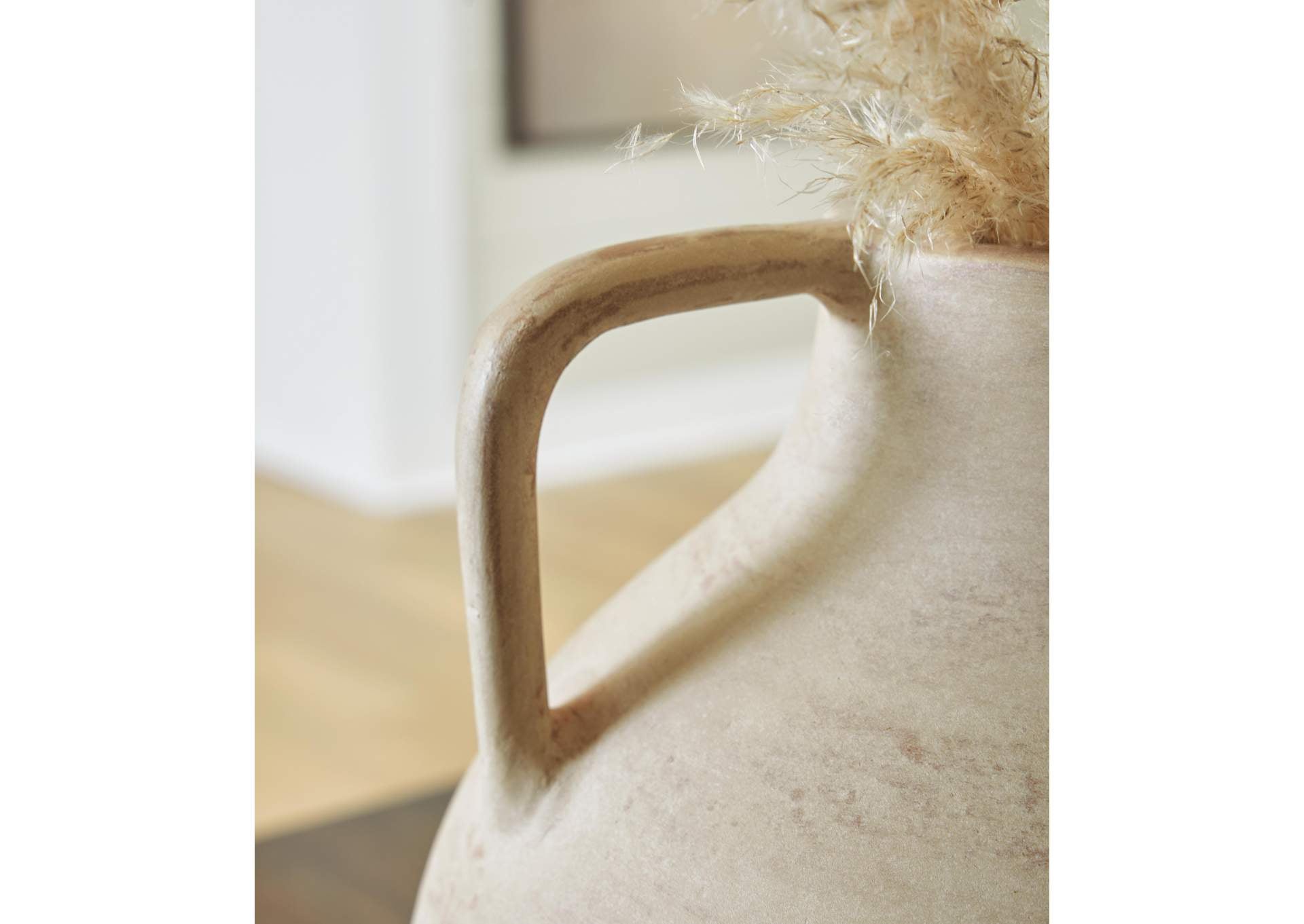 Justy Vase detail