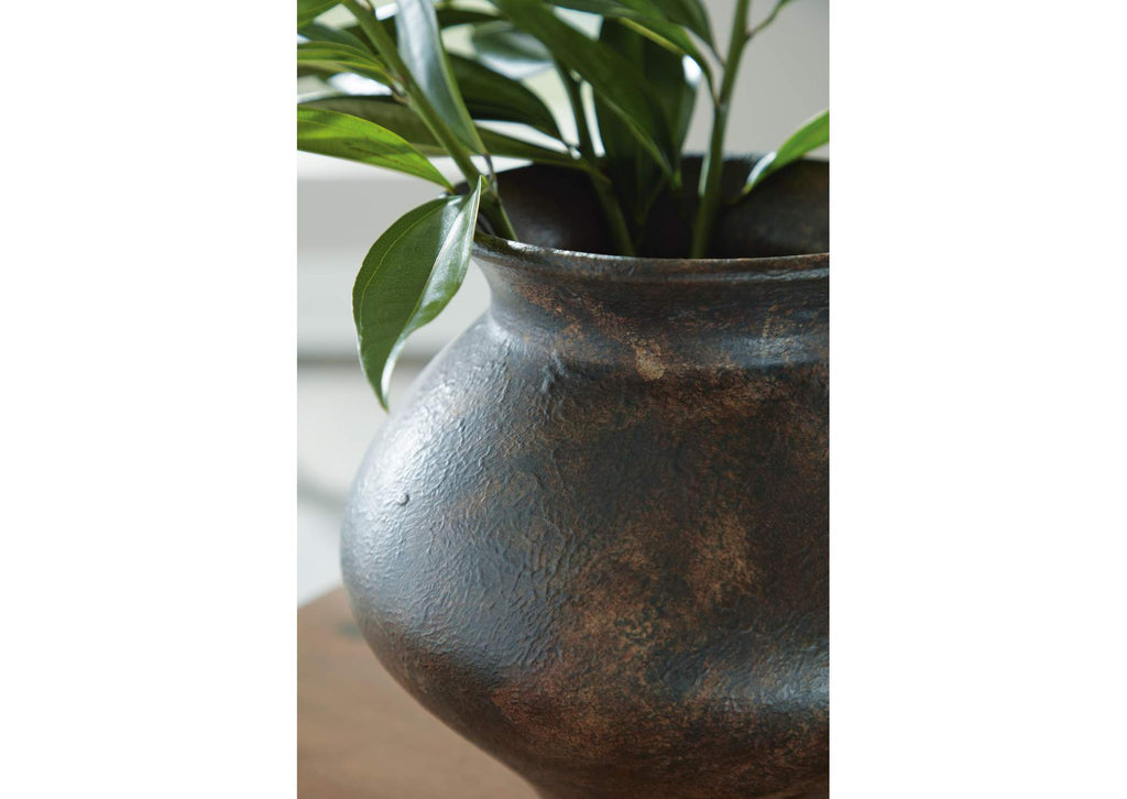 Laddlow Vase detail