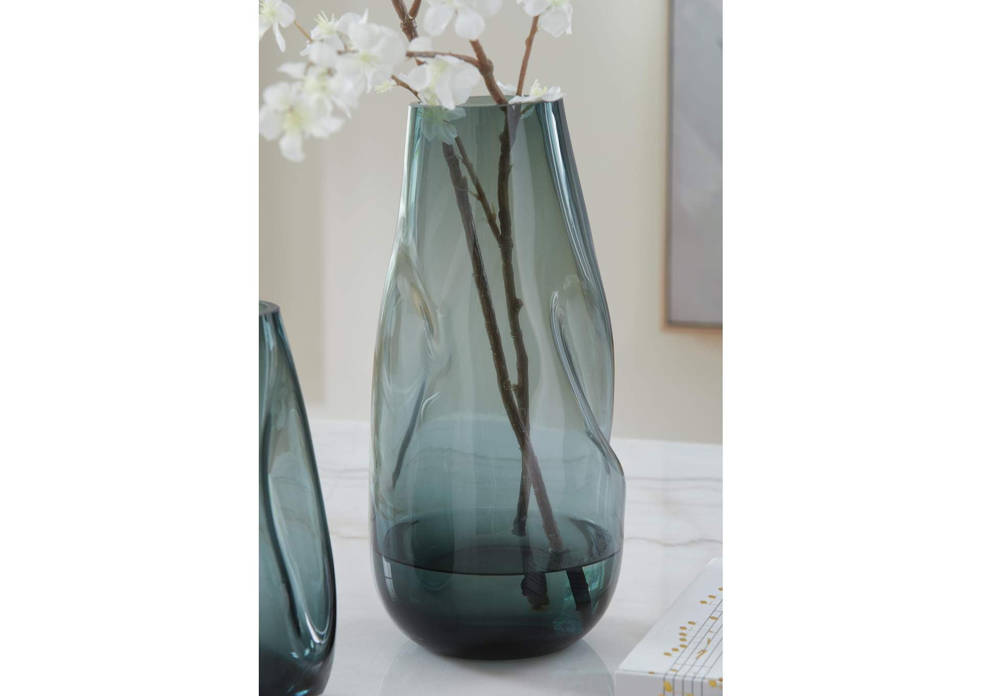 Beamund Vase (Set of 2) detail
