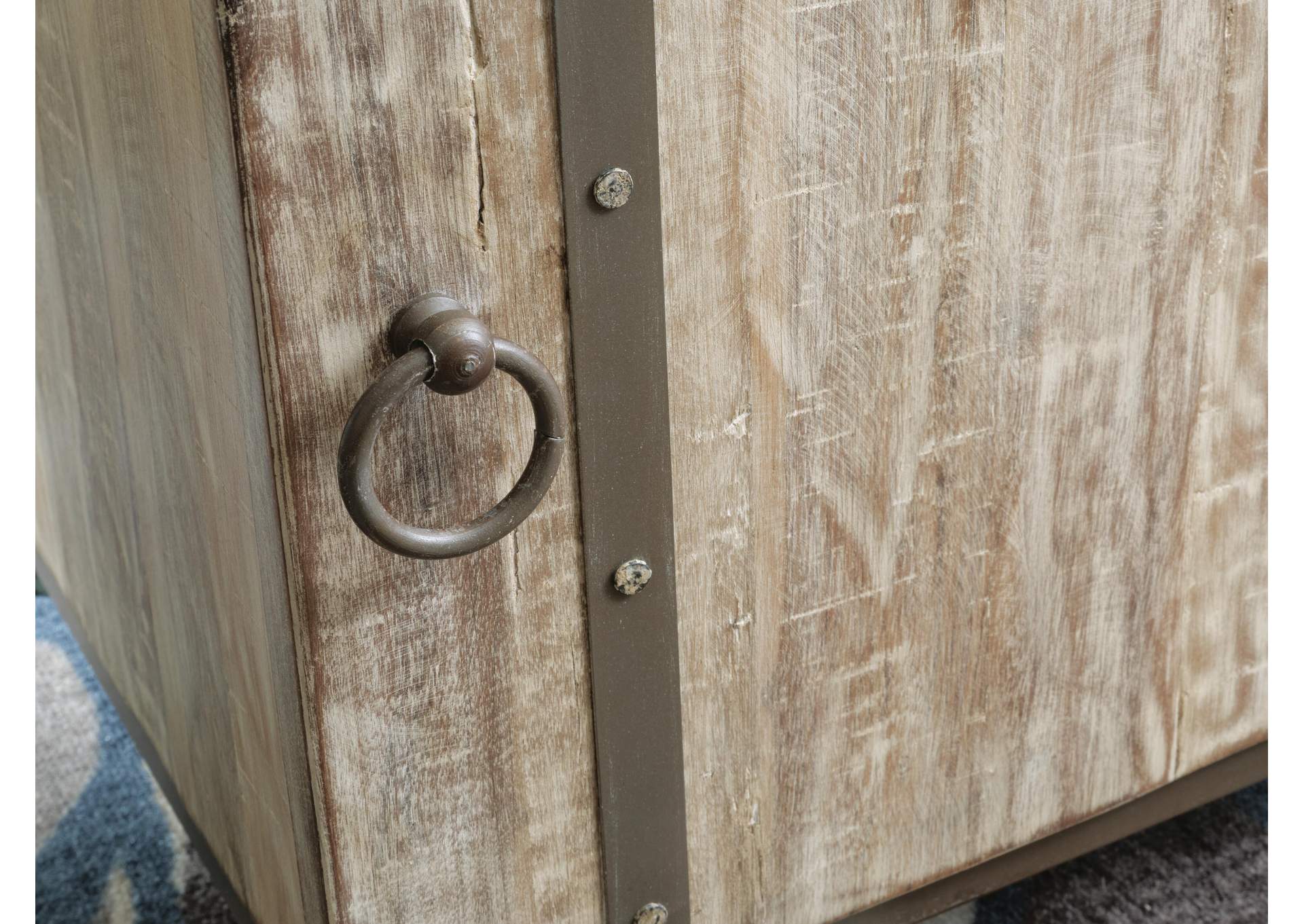 Laddford Accent Cabinet detail