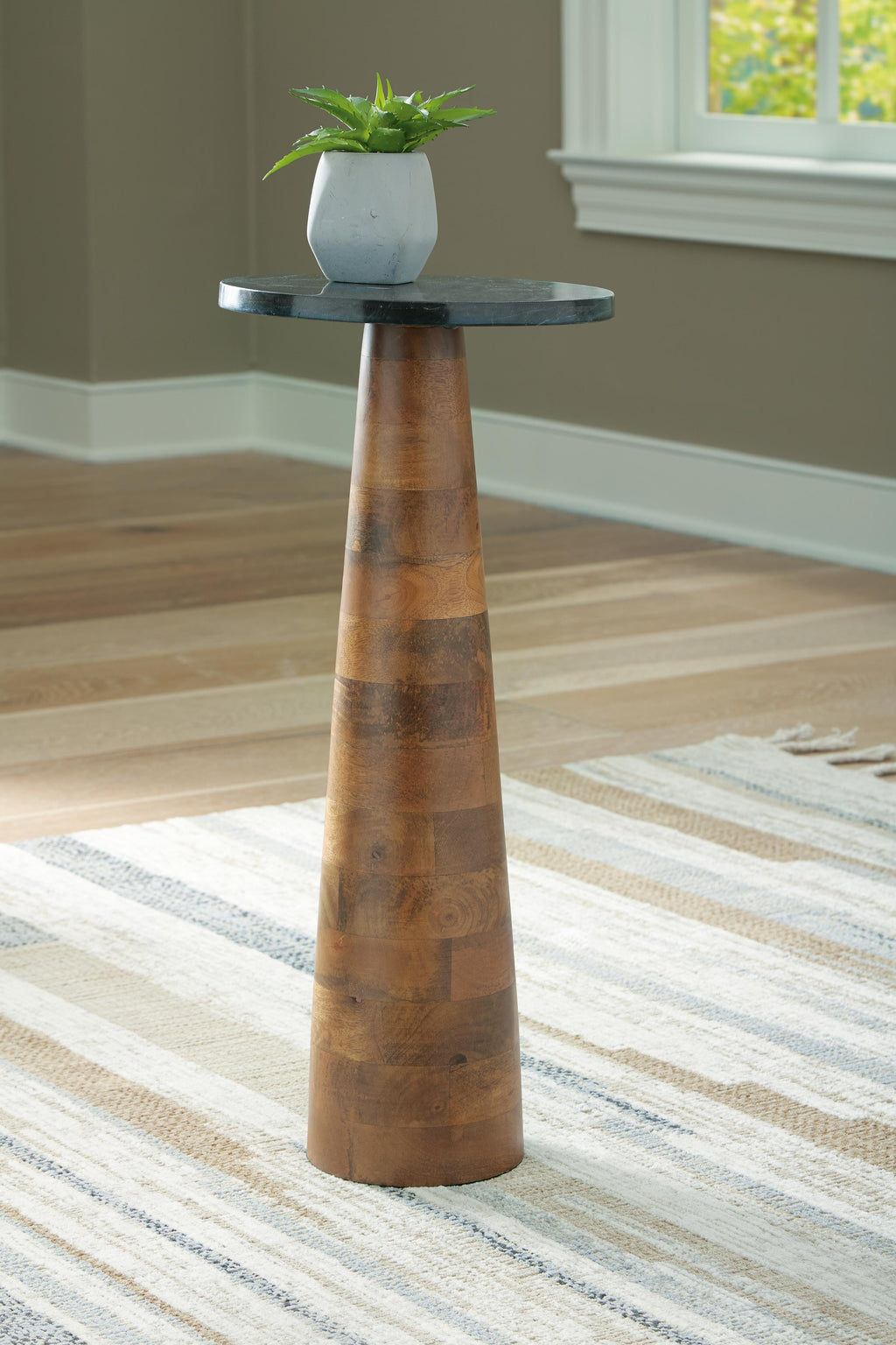 Quinndon Accent Table in Brown/Black, alternate view 3