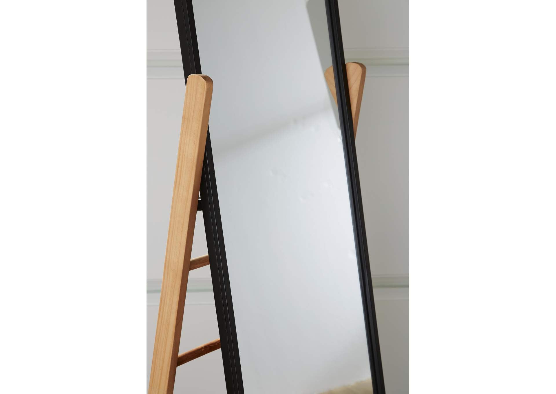 Bronick Floor Mirror detail