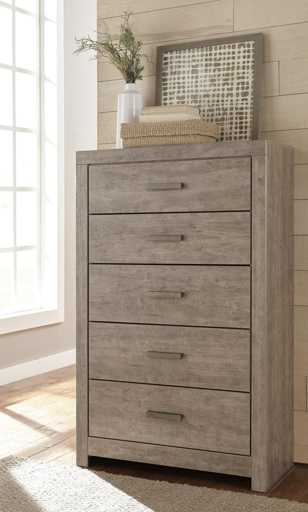 Culverbach Chest of Drawers in Gray, alternate view 9