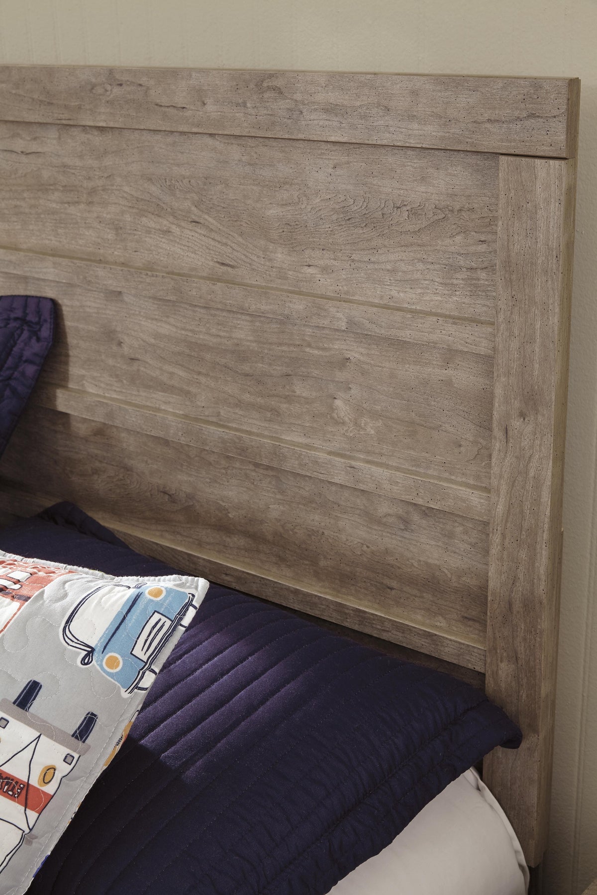 Culverbach Full Panel Bed in Gray, detail view