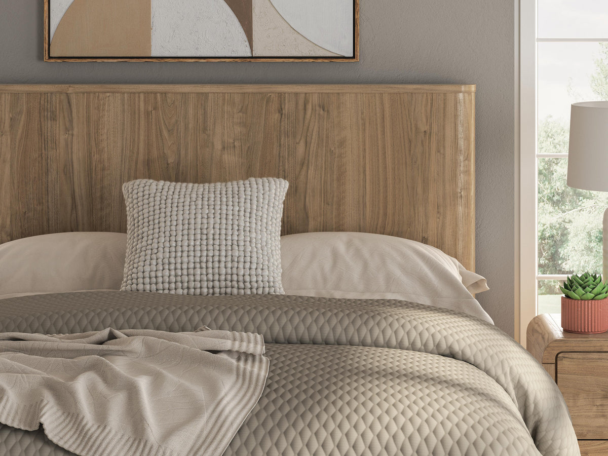 Gramburg Queen Panel Bed in Warm Natural Brown, detail view