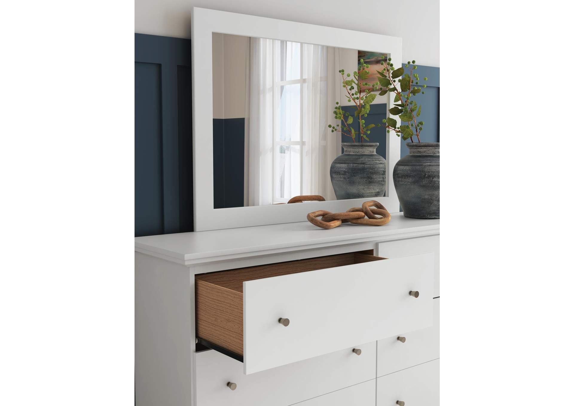 Bostwick Shoals Queen Panel Bed, Dresser, Mirror and 2 Nightstands detail