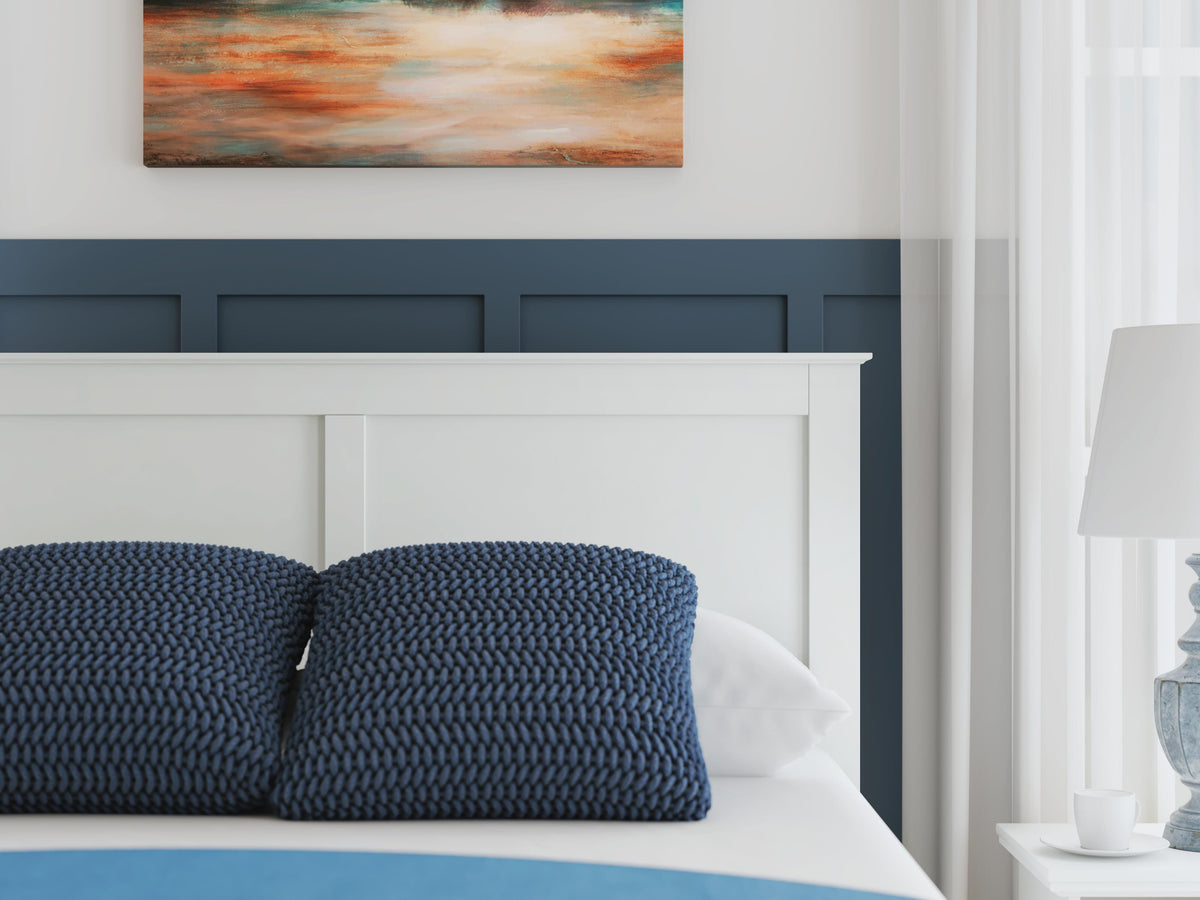 Bostwick Shoals Queen Panel Bed in White, detail view