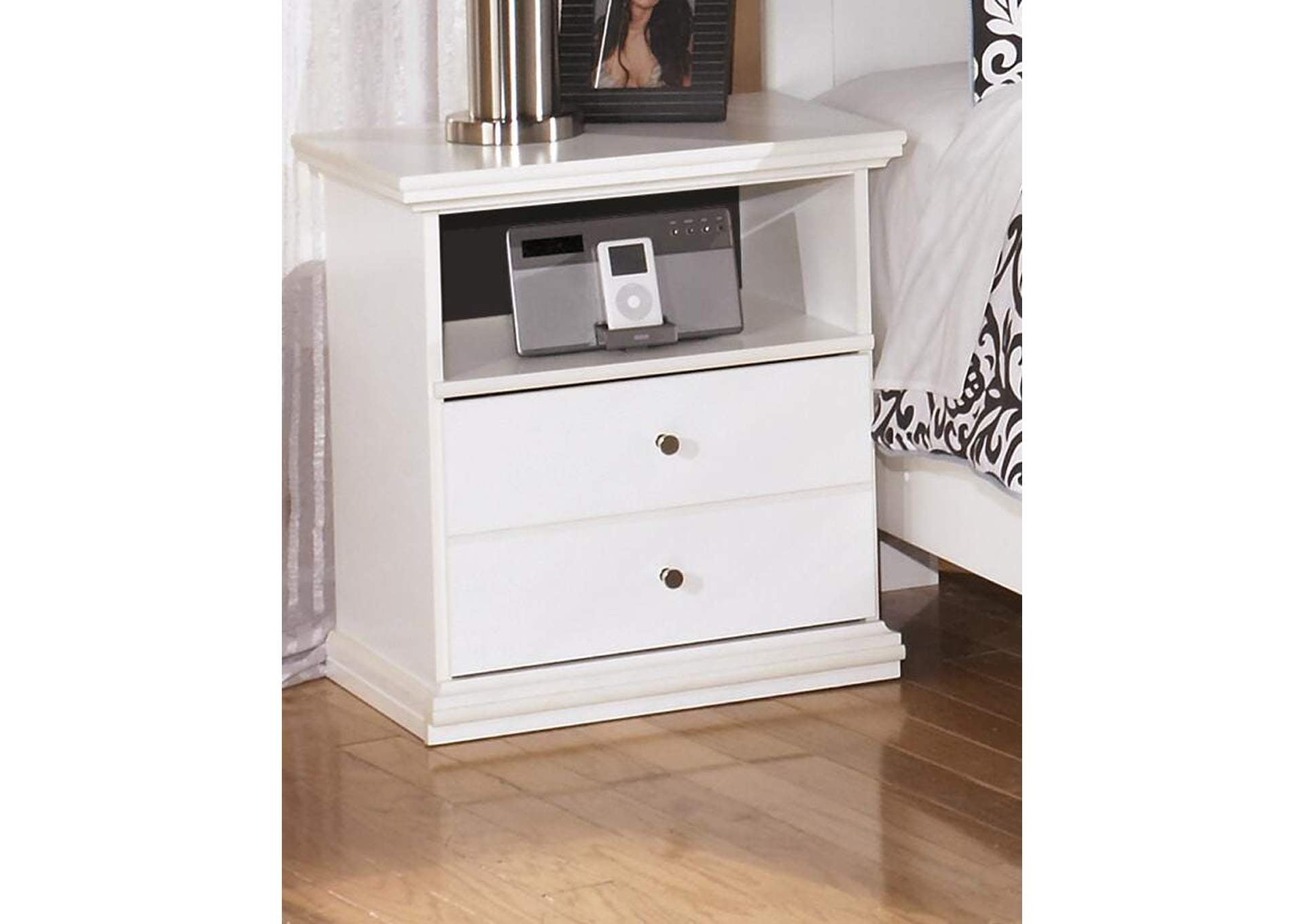 Bostwick Shoals Queen Panel Bed with Mirrored Dresser, Chest and Nightstand room view