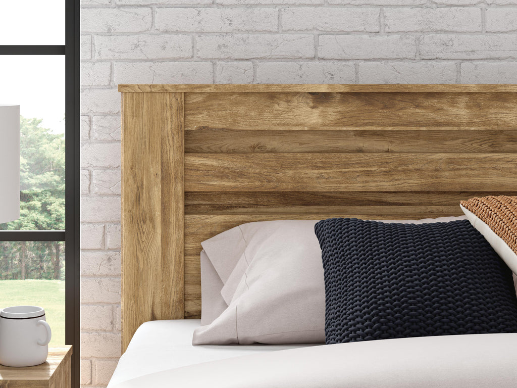 Maystonna King Panel Bed in Brown, detail view