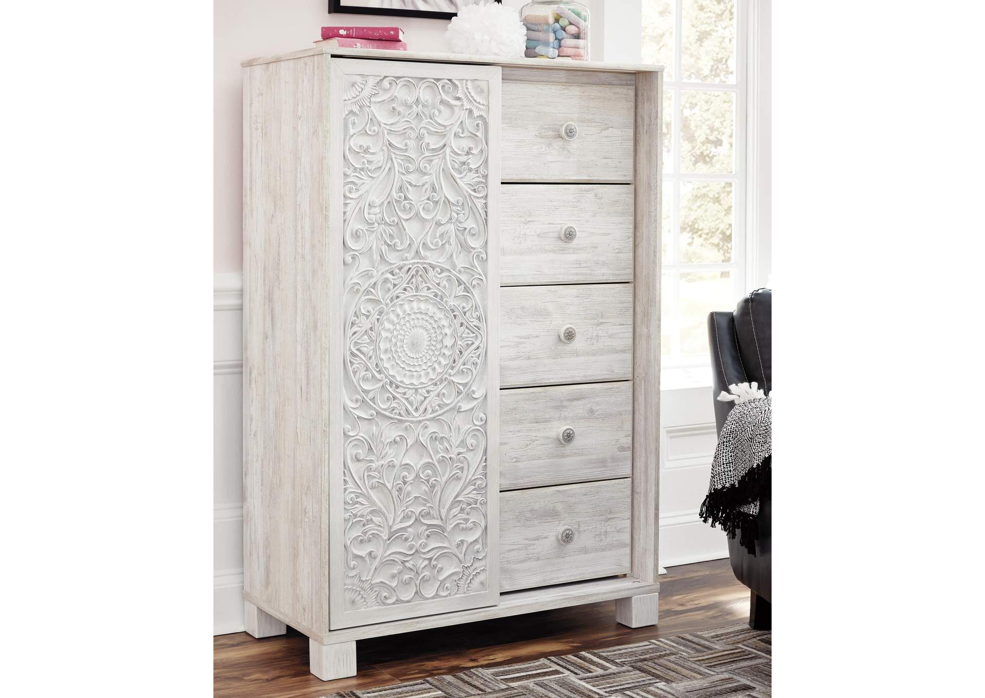 Paxberry Queen Panel Bed with Mirrored Dresser, Chest and Nightstand room view