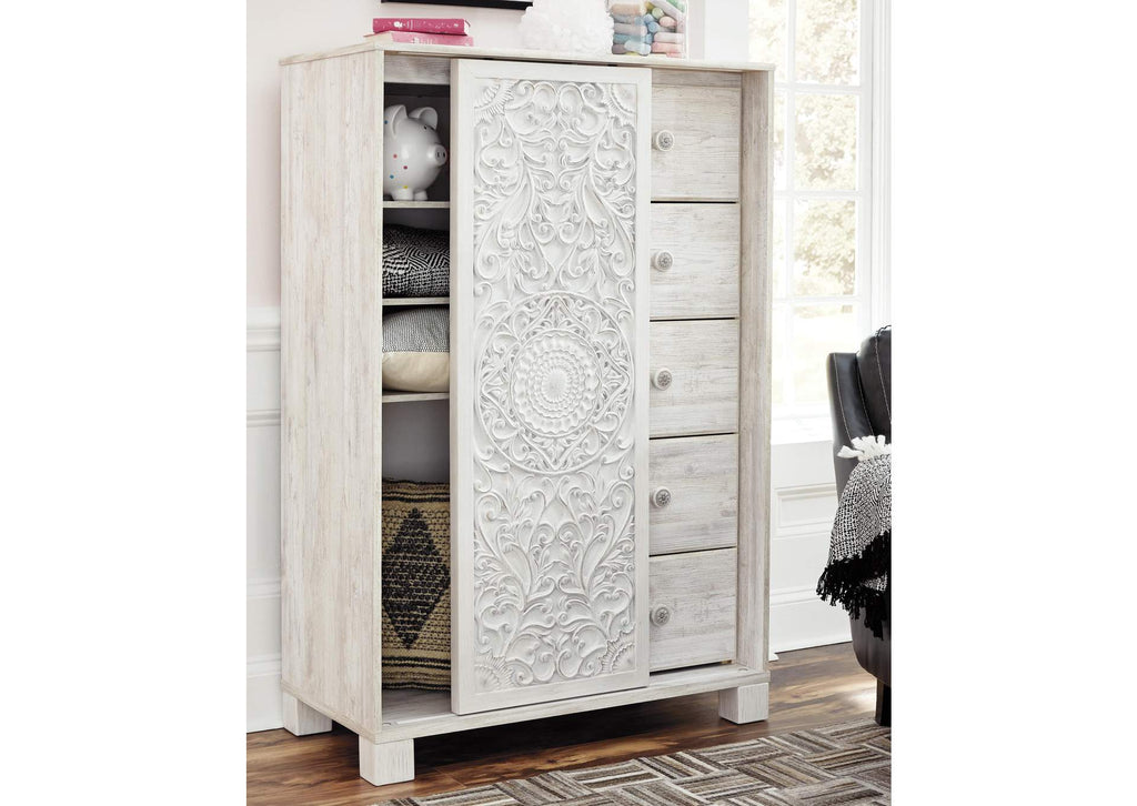 Paxberry Queen Panel Bed with Mirrored Dresser, Chest and Nightstand room view