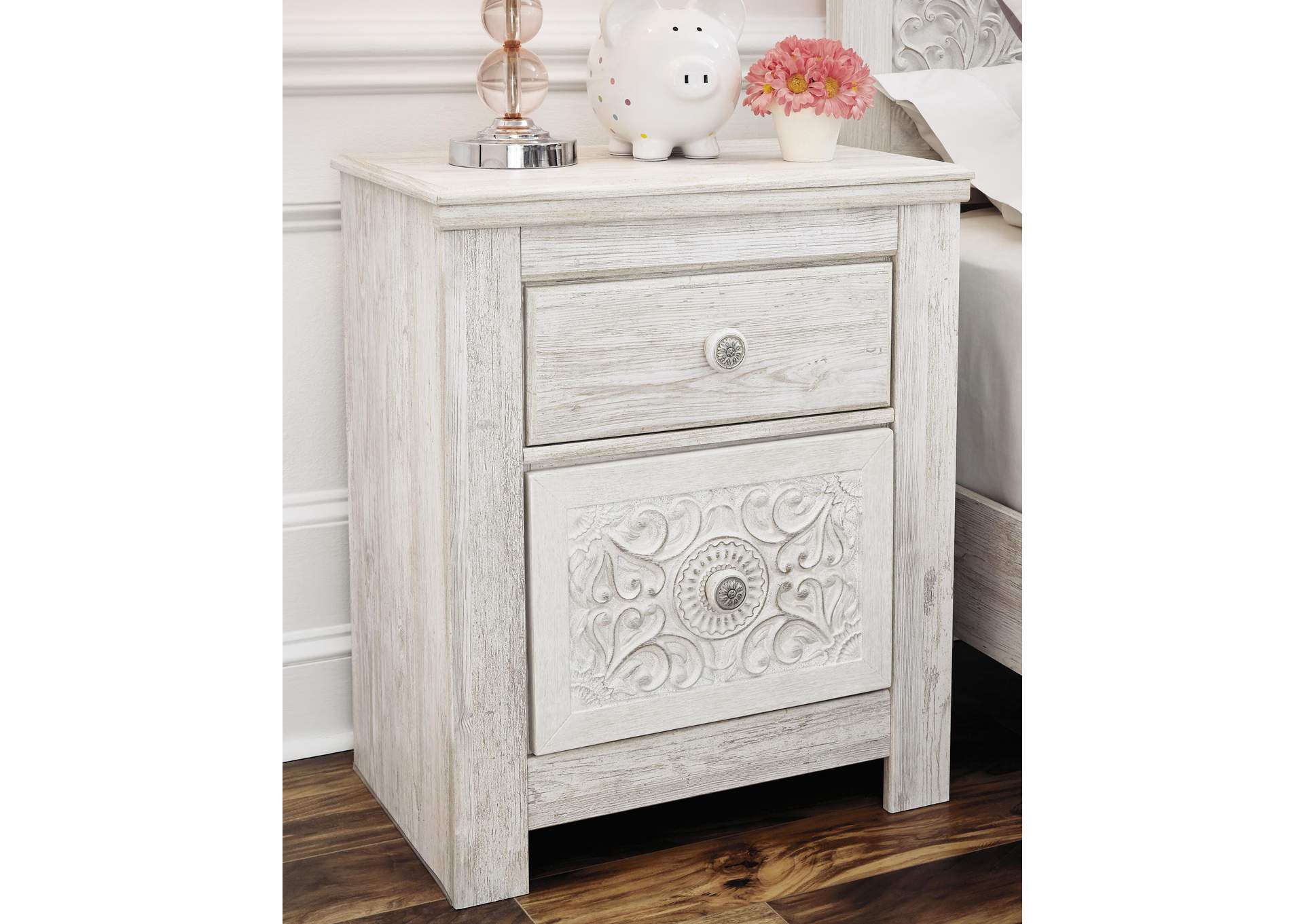 Paxberry Queen Panel Bed with Mirrored Dresser, Chest and Nightstand room view