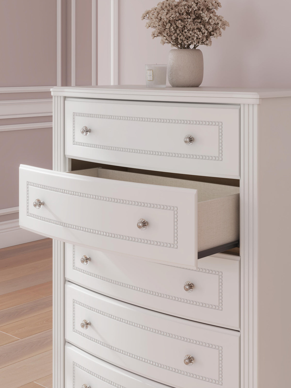 Kozlani Chest of Drawers in White, detail view