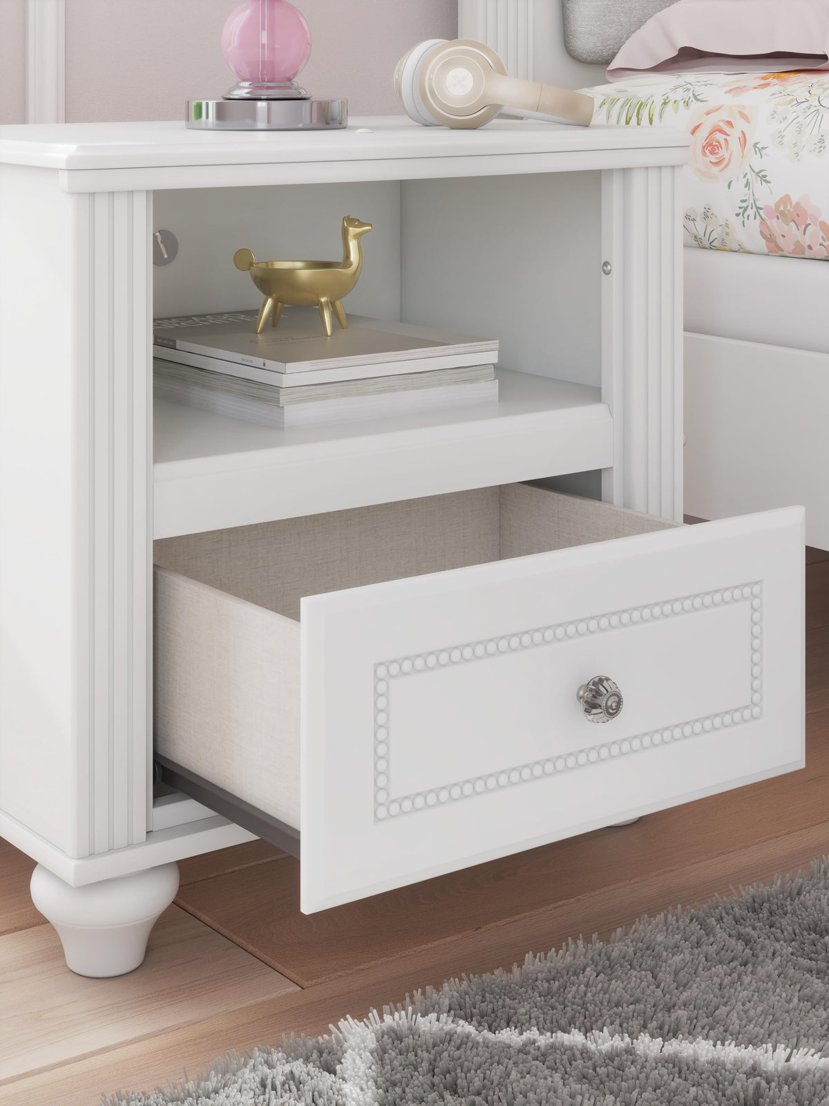 Kozlani Nightstand in White, detail view