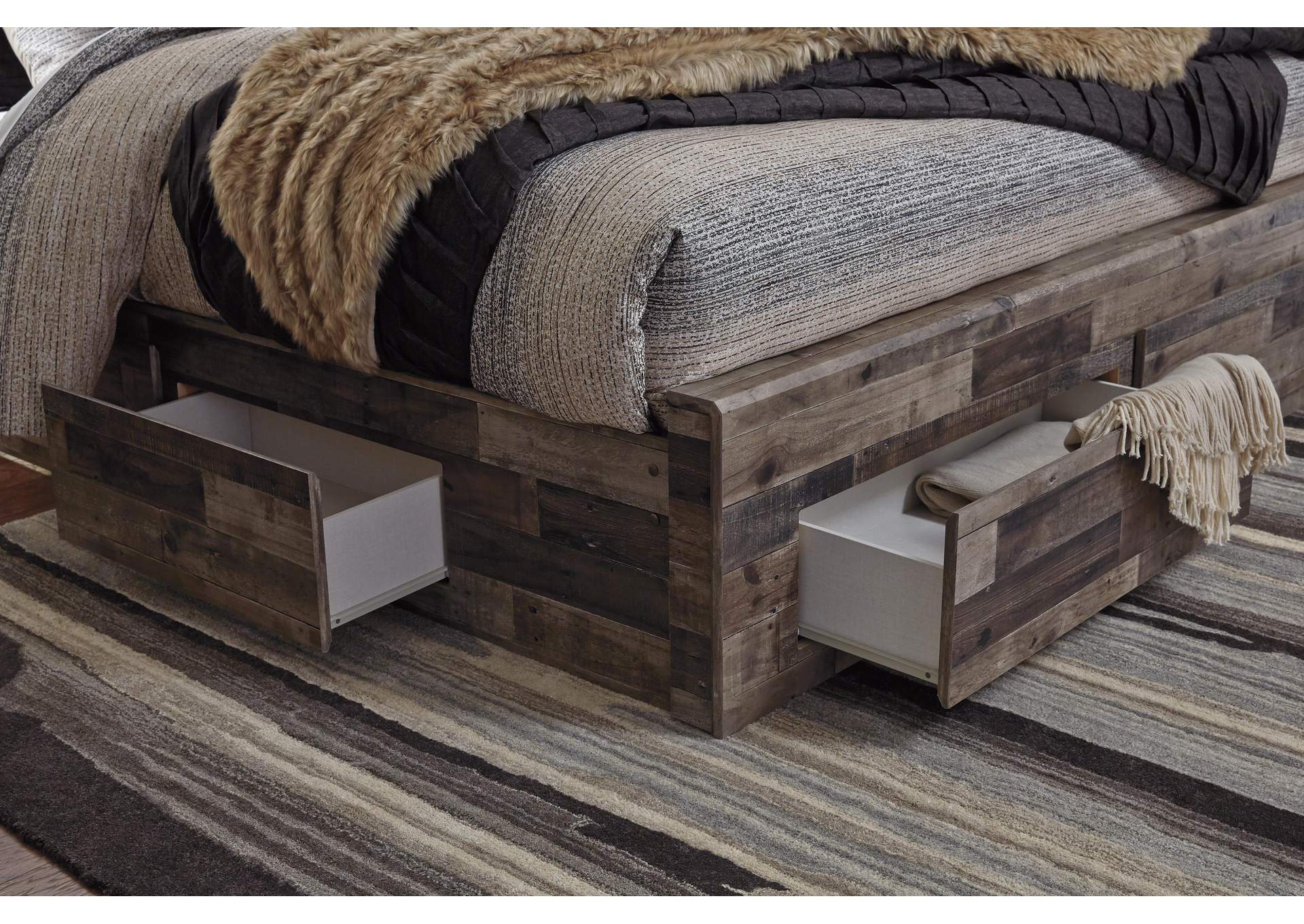 Derekson King Panel Bed with 4 Storage Drawers