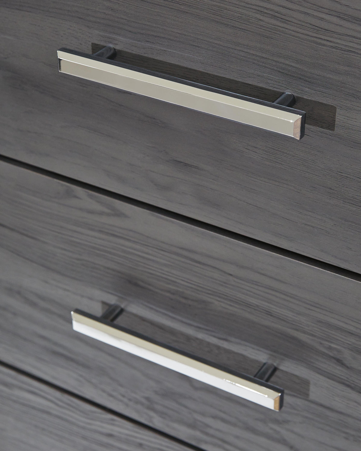 Lodanna Chest of Drawers in Gray, detail view