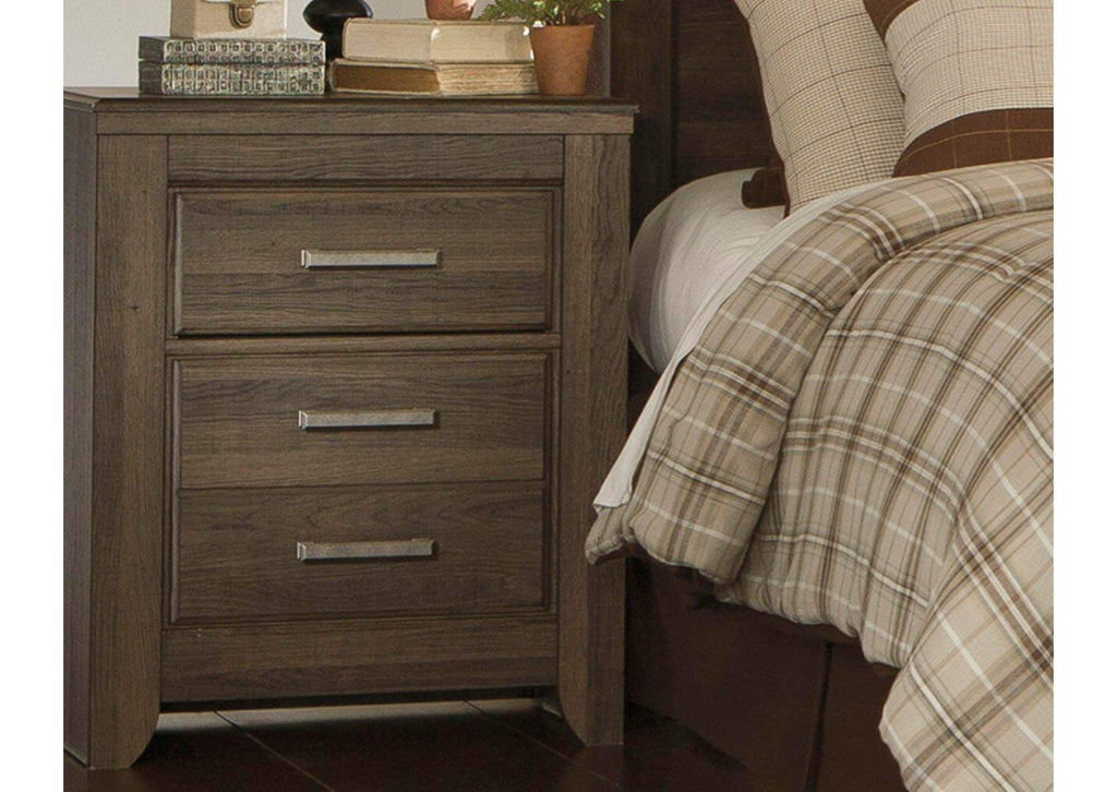 Juararo King Poster Bed with Mirrored Dresser and 2 Nightstands room view