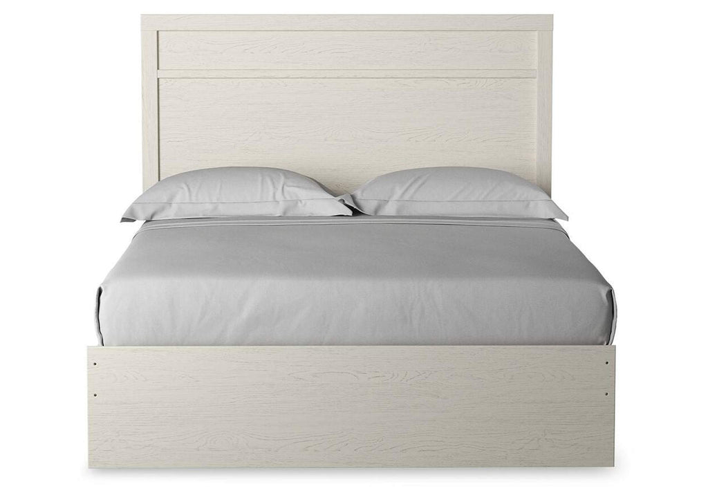 Stelsie Queen Panel Bed with Dresser and Nightstand front view