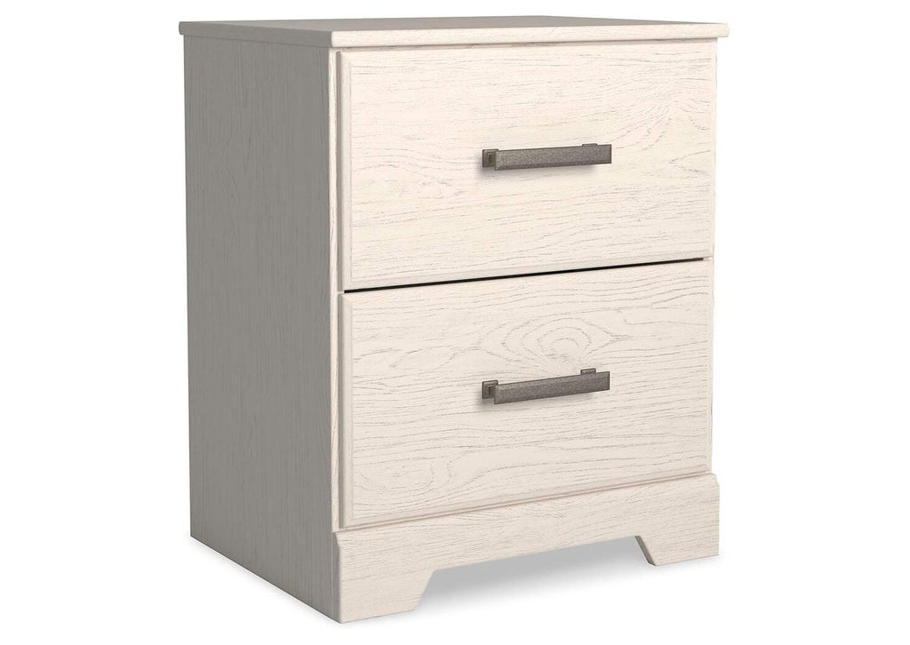 Stelsie Queen Panel Bed with Mirrored Dresser and Nightstand