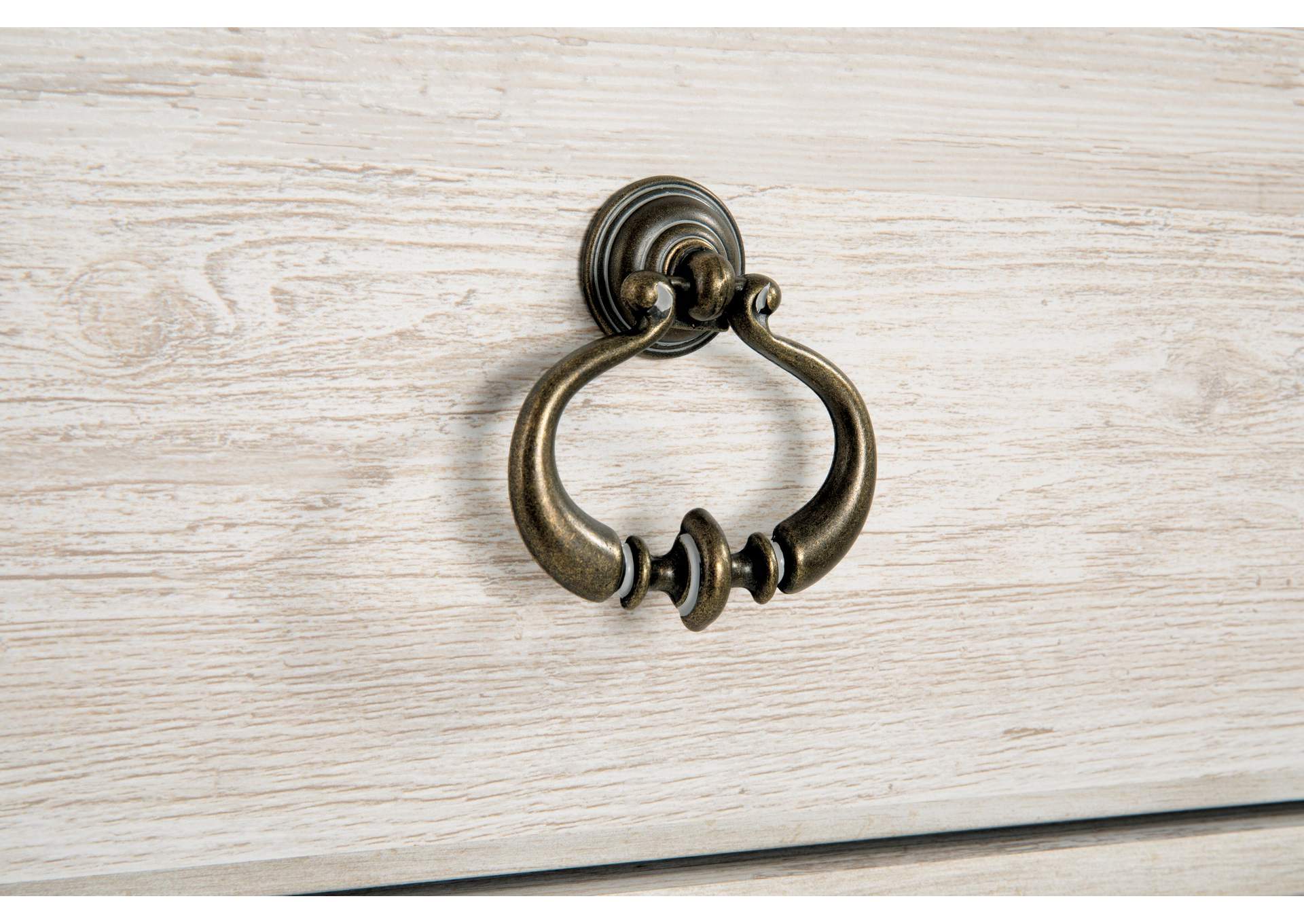 Willowton Queen Panel Bed with Dresser and Nightstand detail