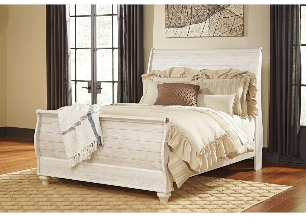 Willowton Queen Sleigh Bed with Mirrored Dresser and 2 Nightstands
