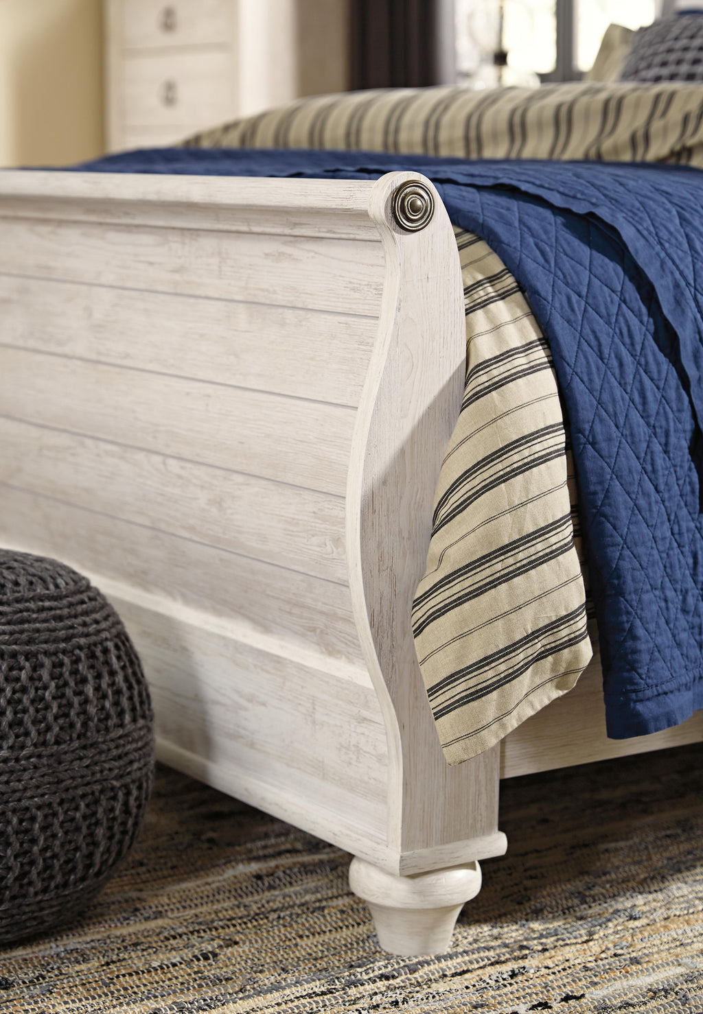 Willowton Queen Sleigh Bed in Whitewash, detail view