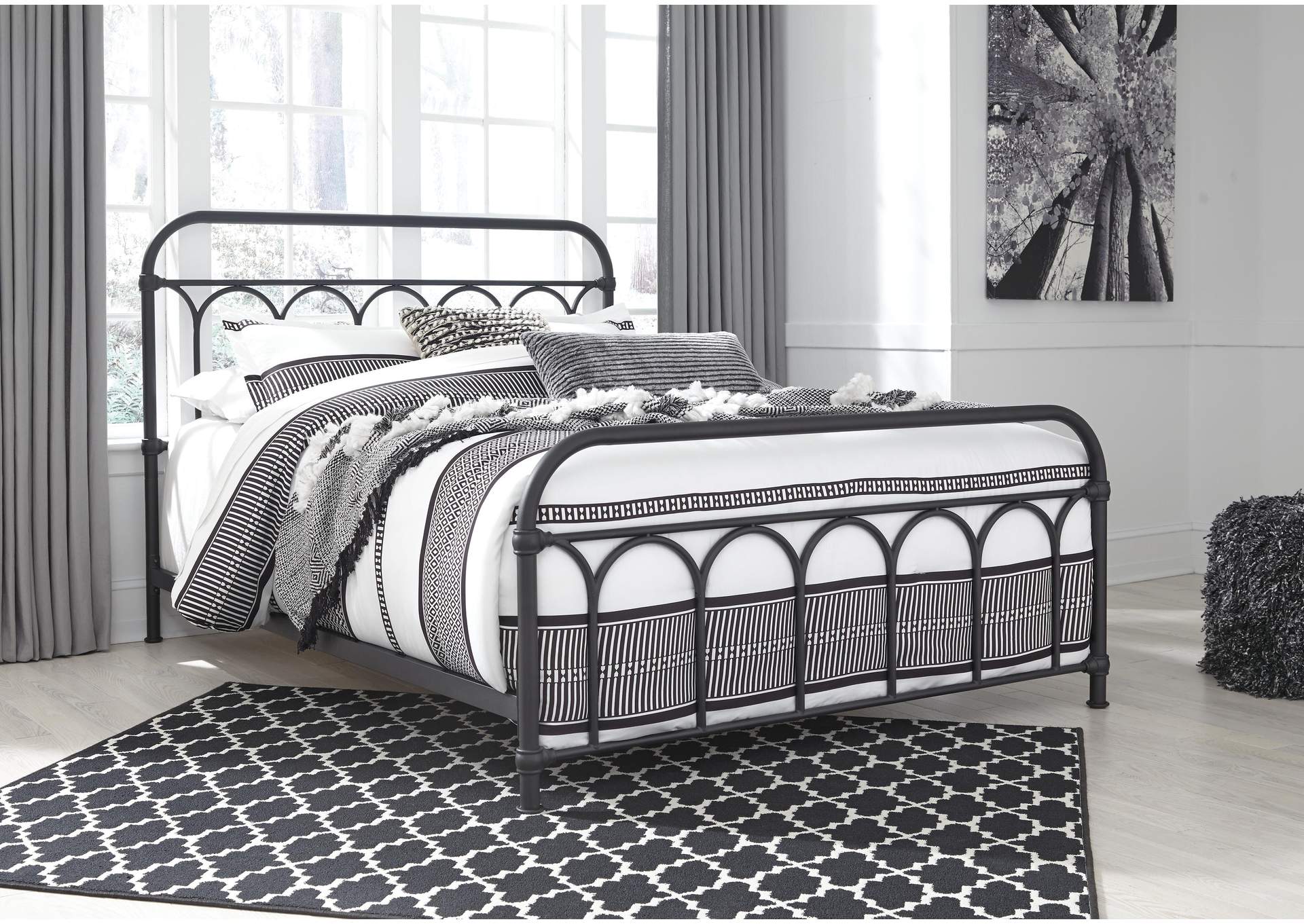 Nashburg Queen Metal Bed with Chime 10" Hybrid Mattress in a Box
