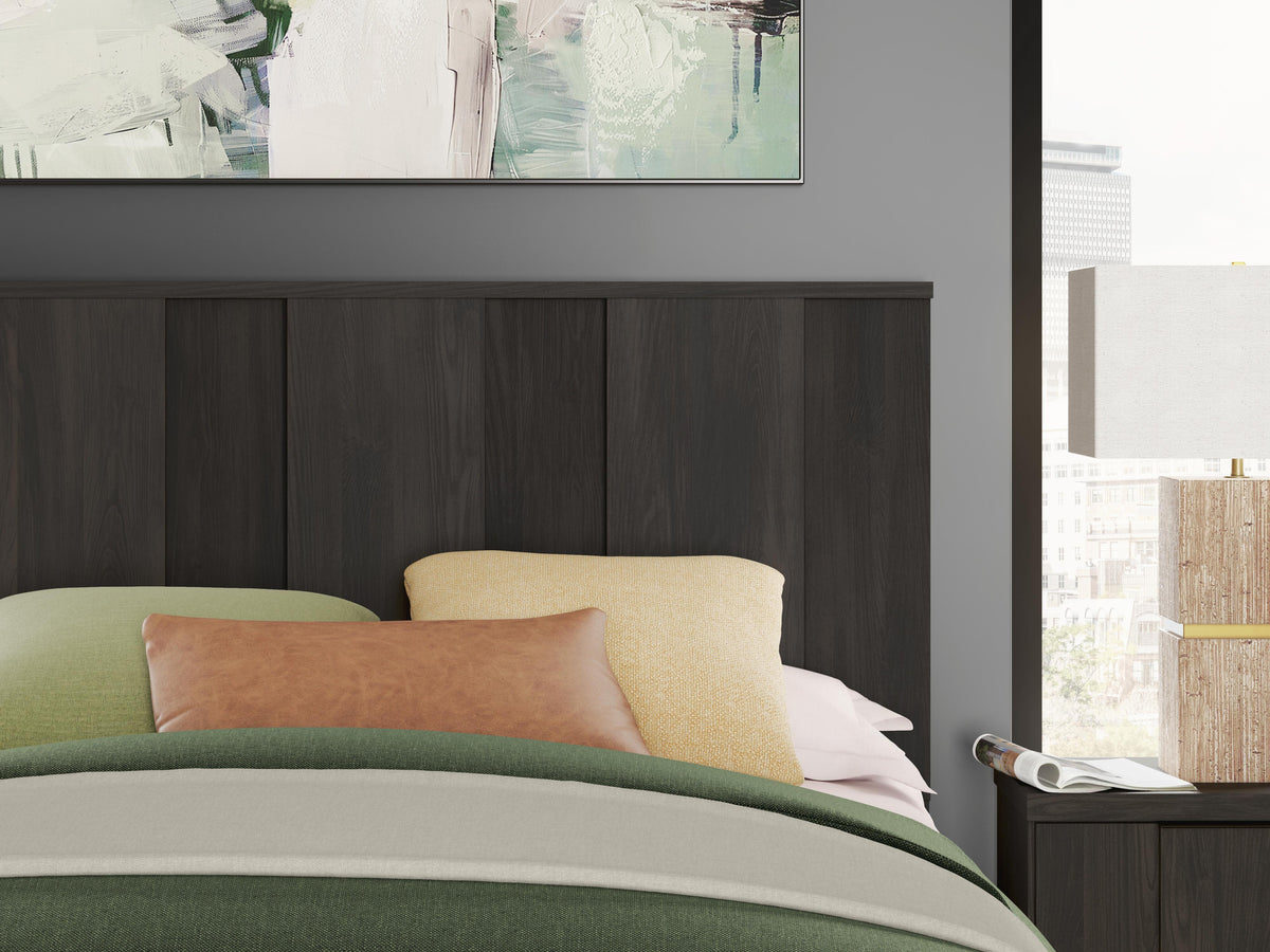 Shaehartin Queen Panel Bed, detail view