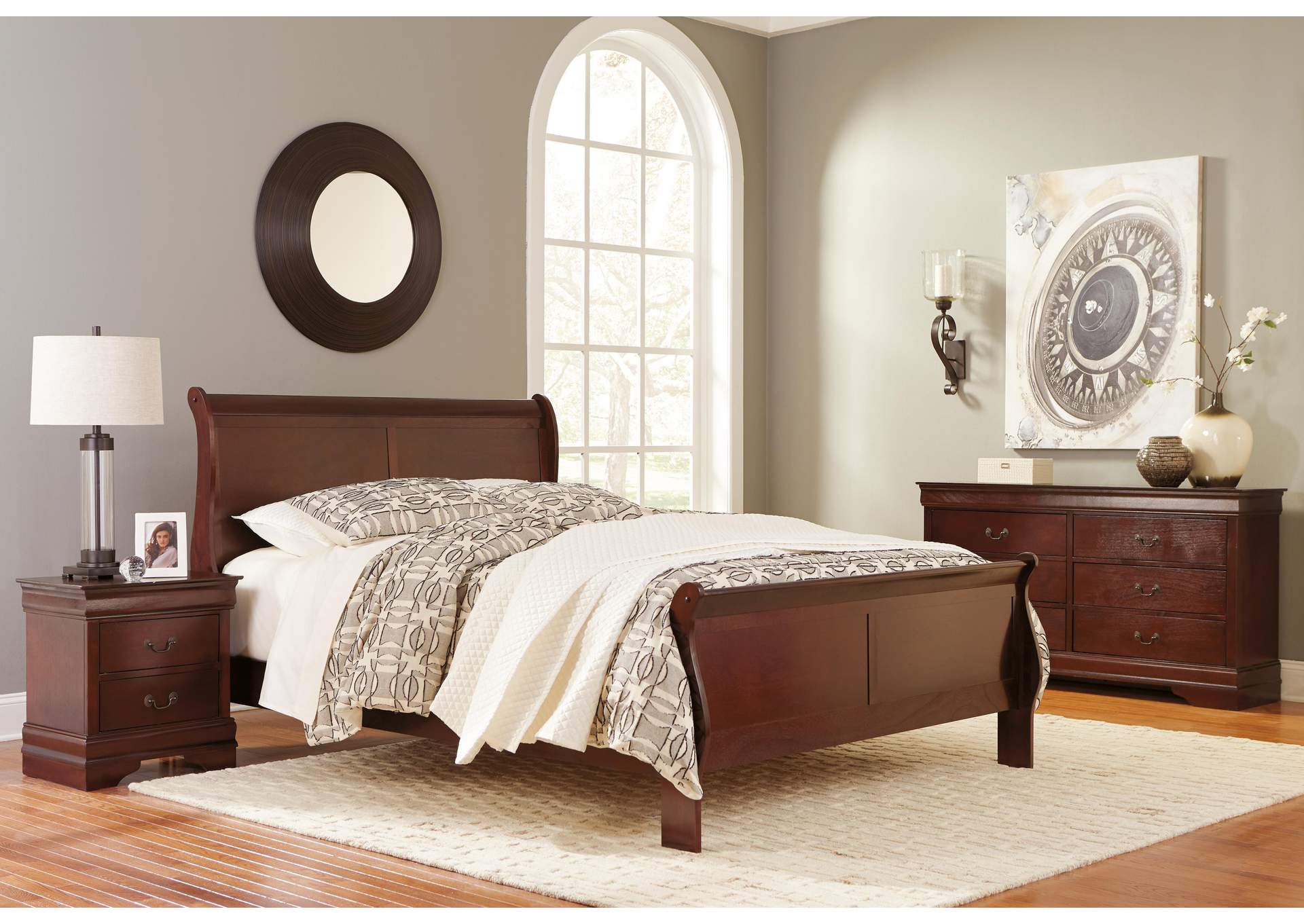 Alisdair Queen Sleigh Bed with Mirrored Dresser