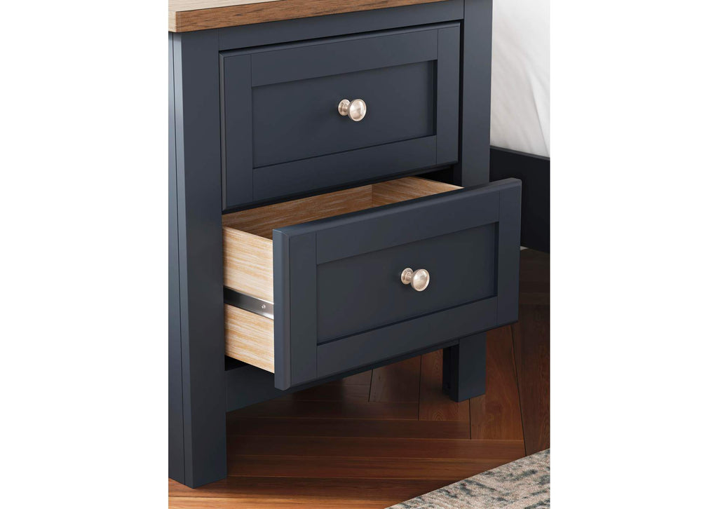 Landocken Queen Panel Headboard with Mirrored Dresser and Nightstand detail