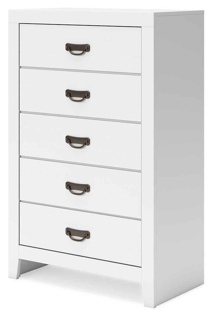 Binterglen Chest of Drawers in White, angle view