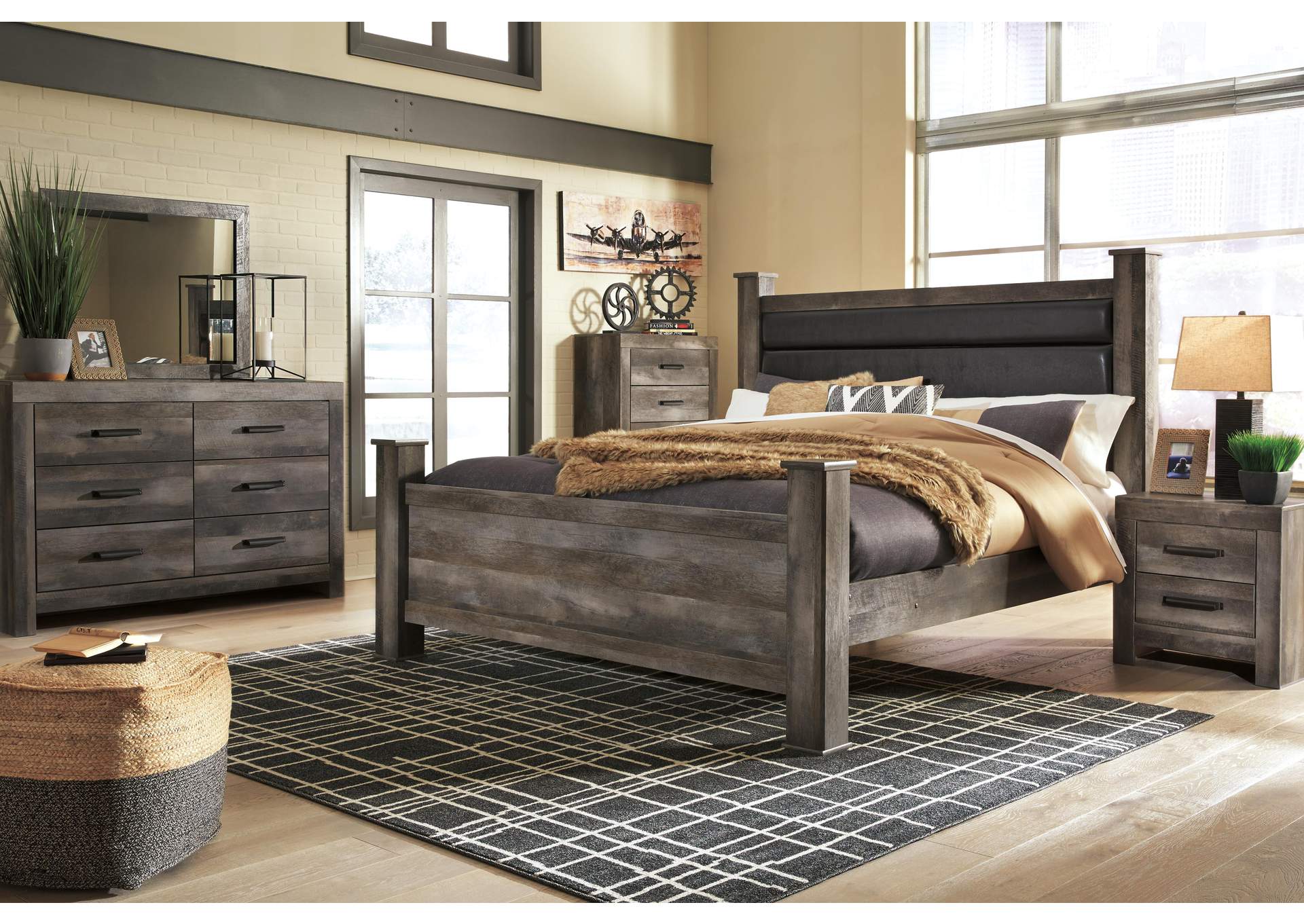 Wynnlow King Poster Bed with Mirrored Dresser and 2 Nightstands