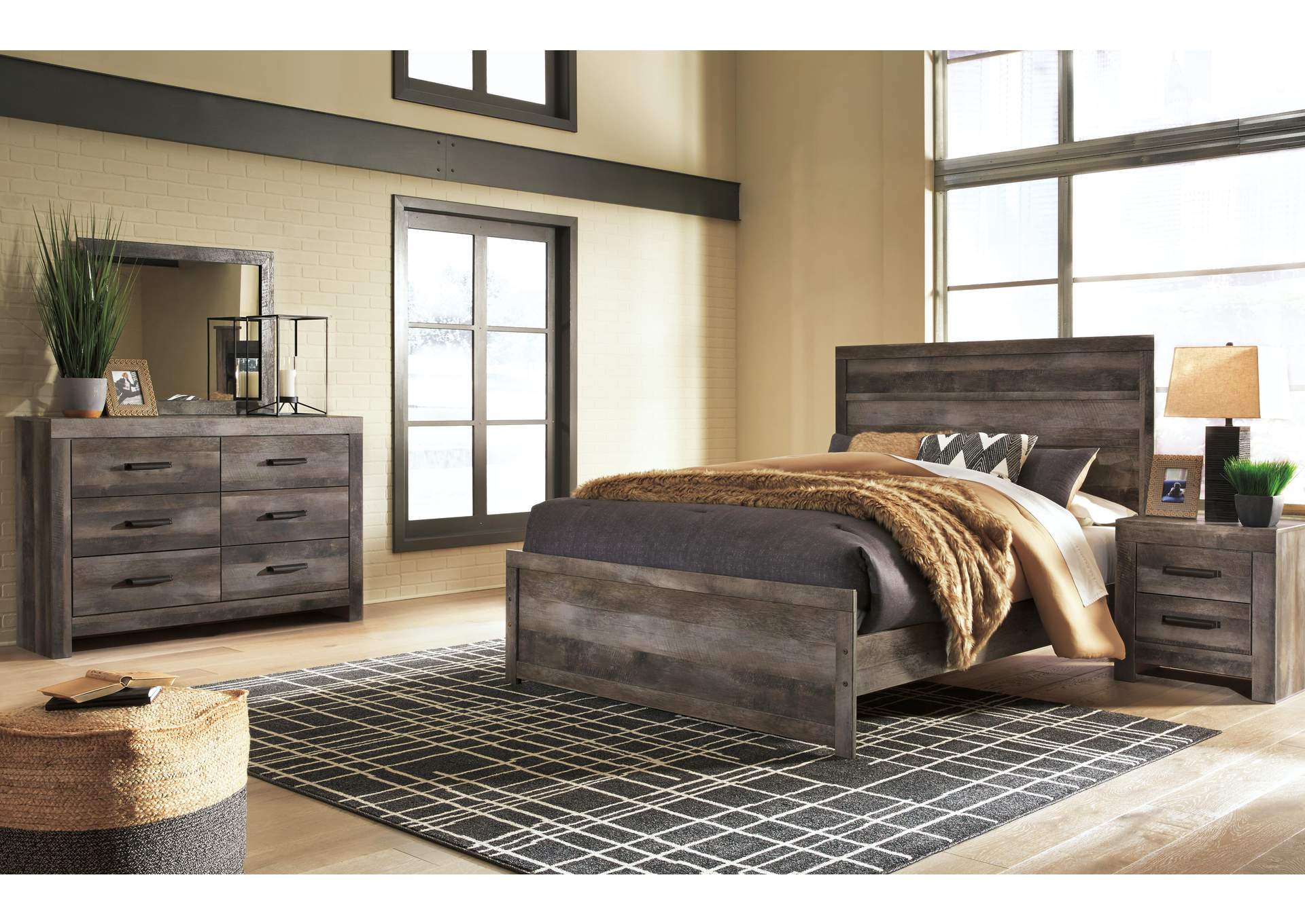 Wynnlow Queen Panel Bed with Mirrored Dresser and 2 Nightstands