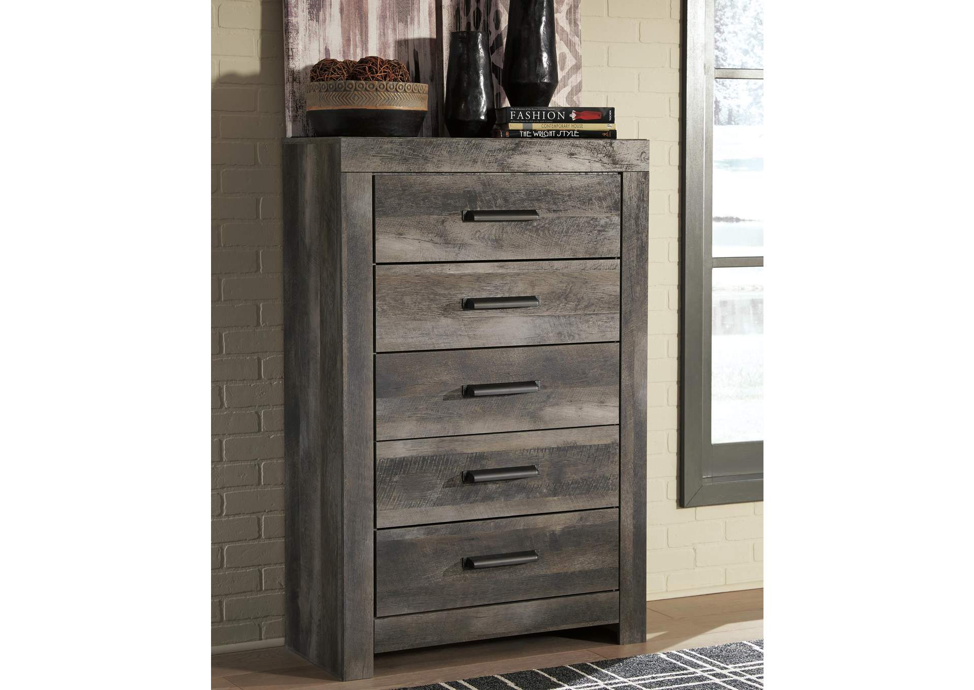 Wynnlow King Poster Bed with Mirrored Dresser, Chest and 2 Nightstands room view